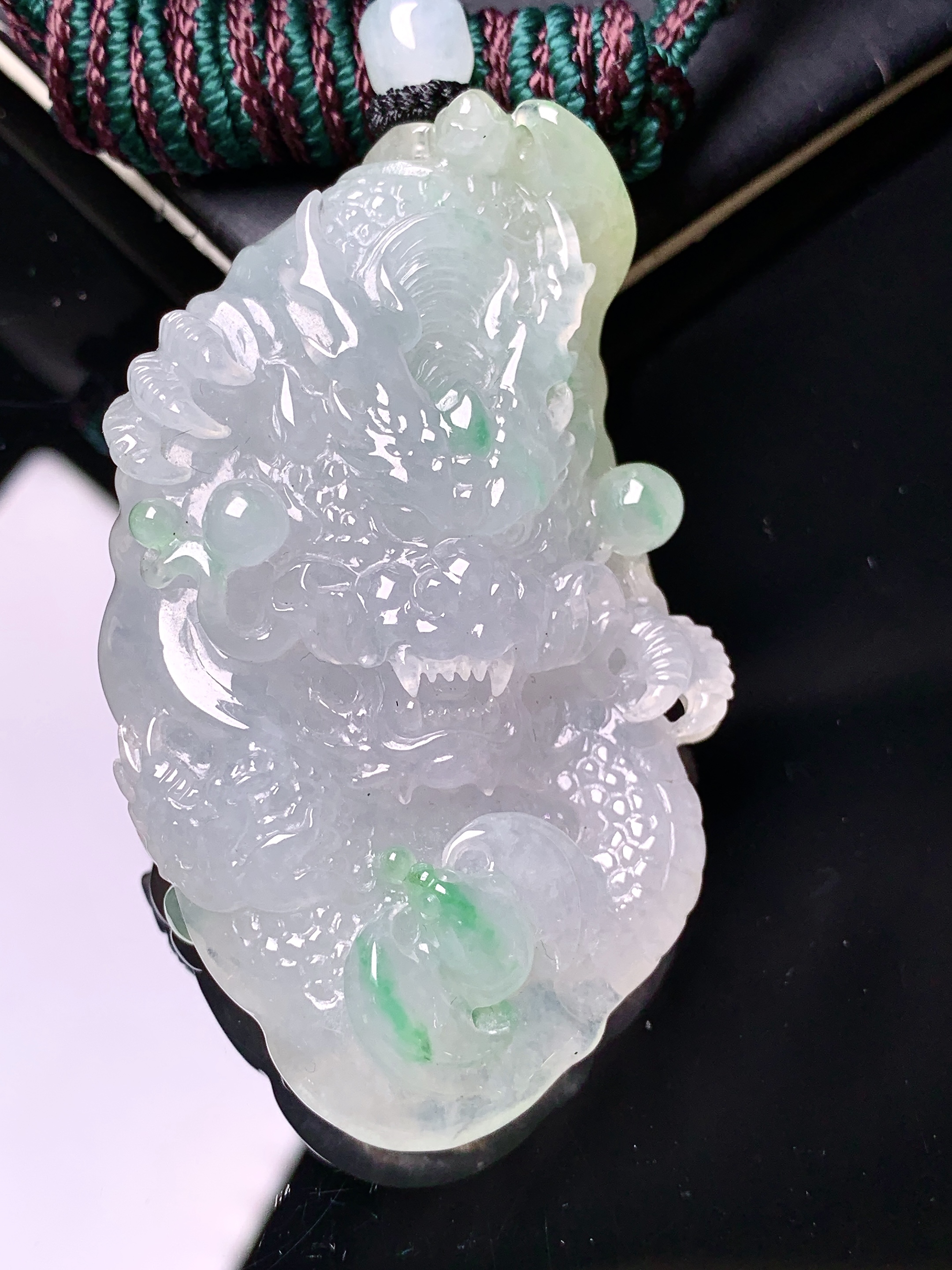 飘绿龙牌吊坠 玉质细腻 色泽艳丽清新 水润亮眼 整体尺寸58.8*36*14 a2