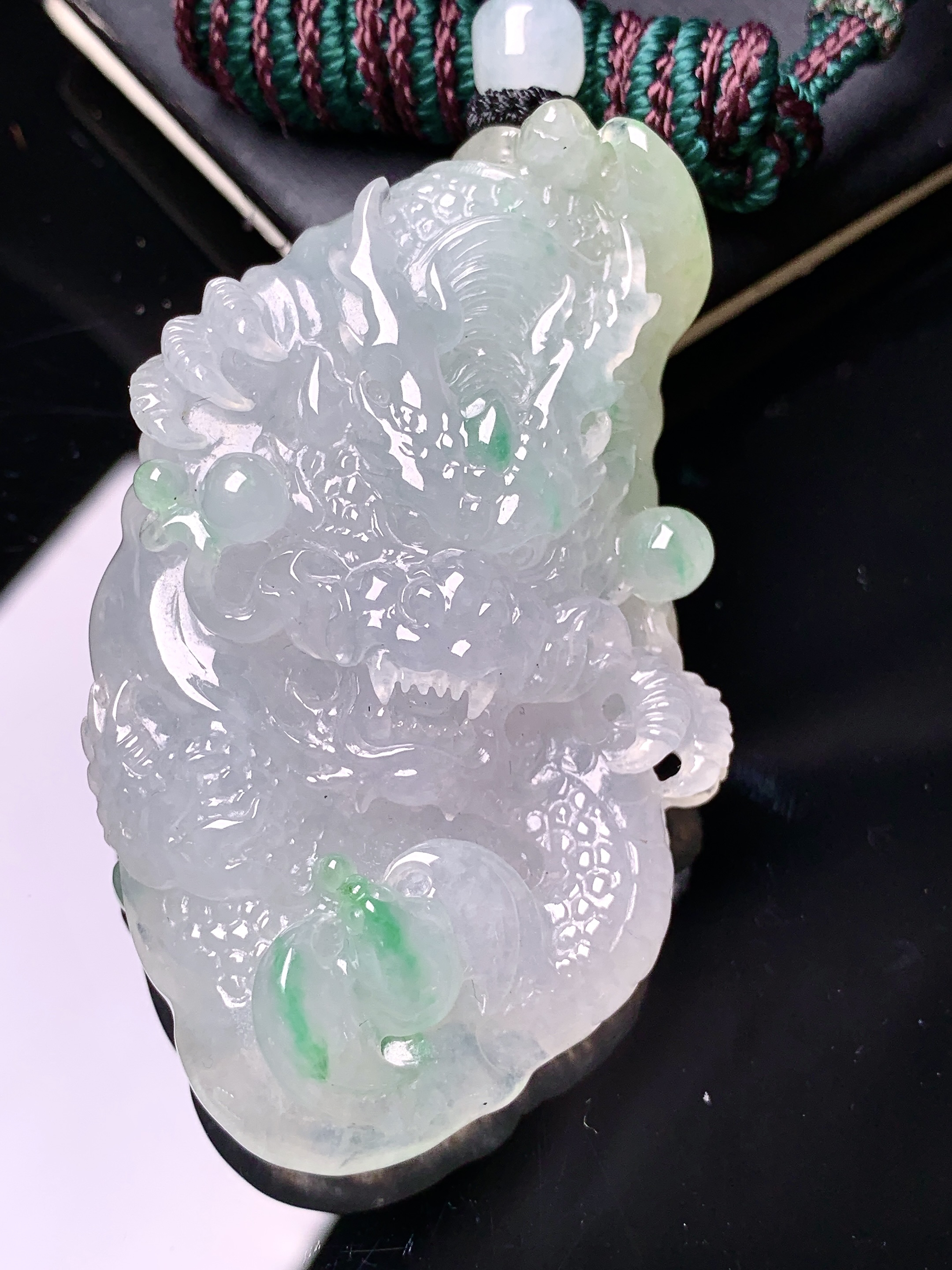 飘绿龙牌吊坠 玉质细腻 色泽艳丽清新 水润亮眼 整体尺寸58.8*36*14 a2