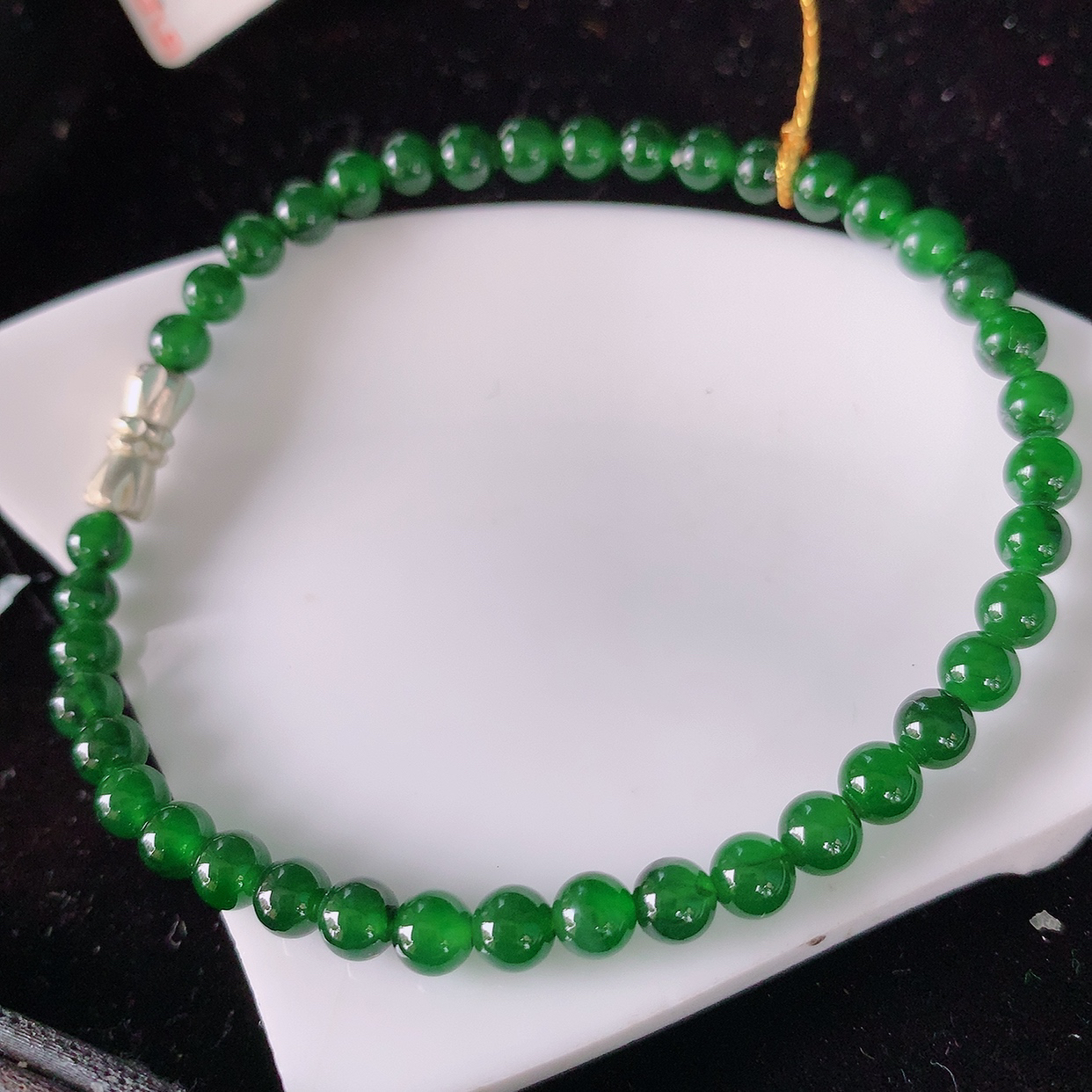 自然光实拍，冰种满绿翡翠圆珠手链，辣绿翡翠手串，颜色丰富，料子细腻，高档大气，自戴送礼佳品！#08.31取一尺寸4.5
