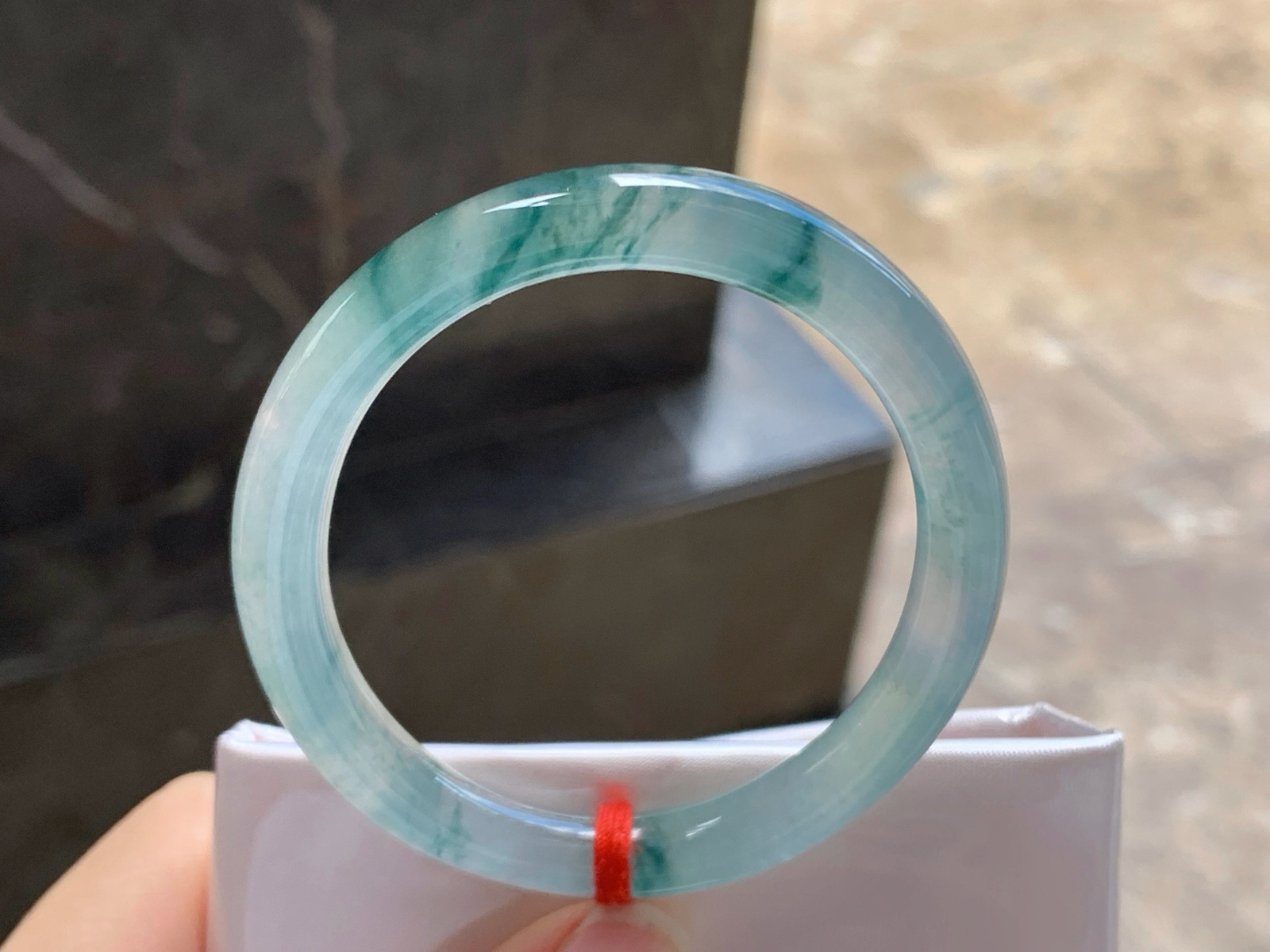 52.7-7.3

冰蓝花贵妃手镯^_^冰透 种水好 飘花浓郁 正圈50可