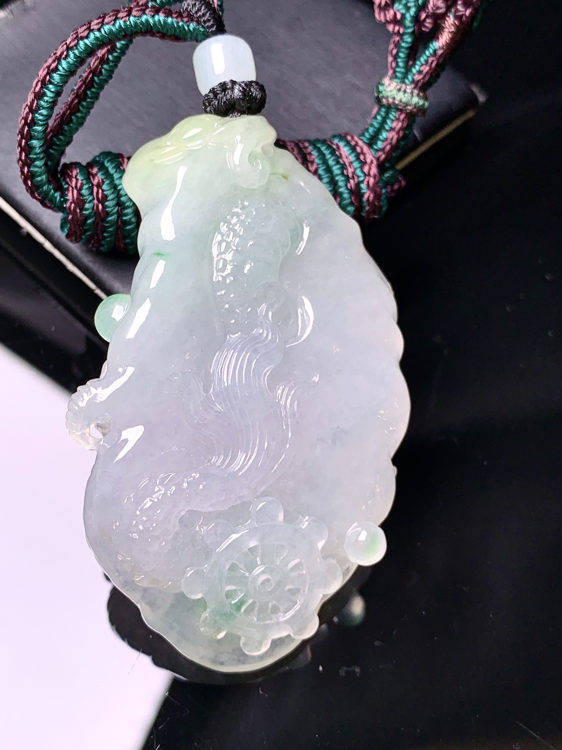 飘绿龙牌吊坠 玉质细腻 色泽艳丽清新 水润亮眼 整体尺寸58.8*36*14 a2