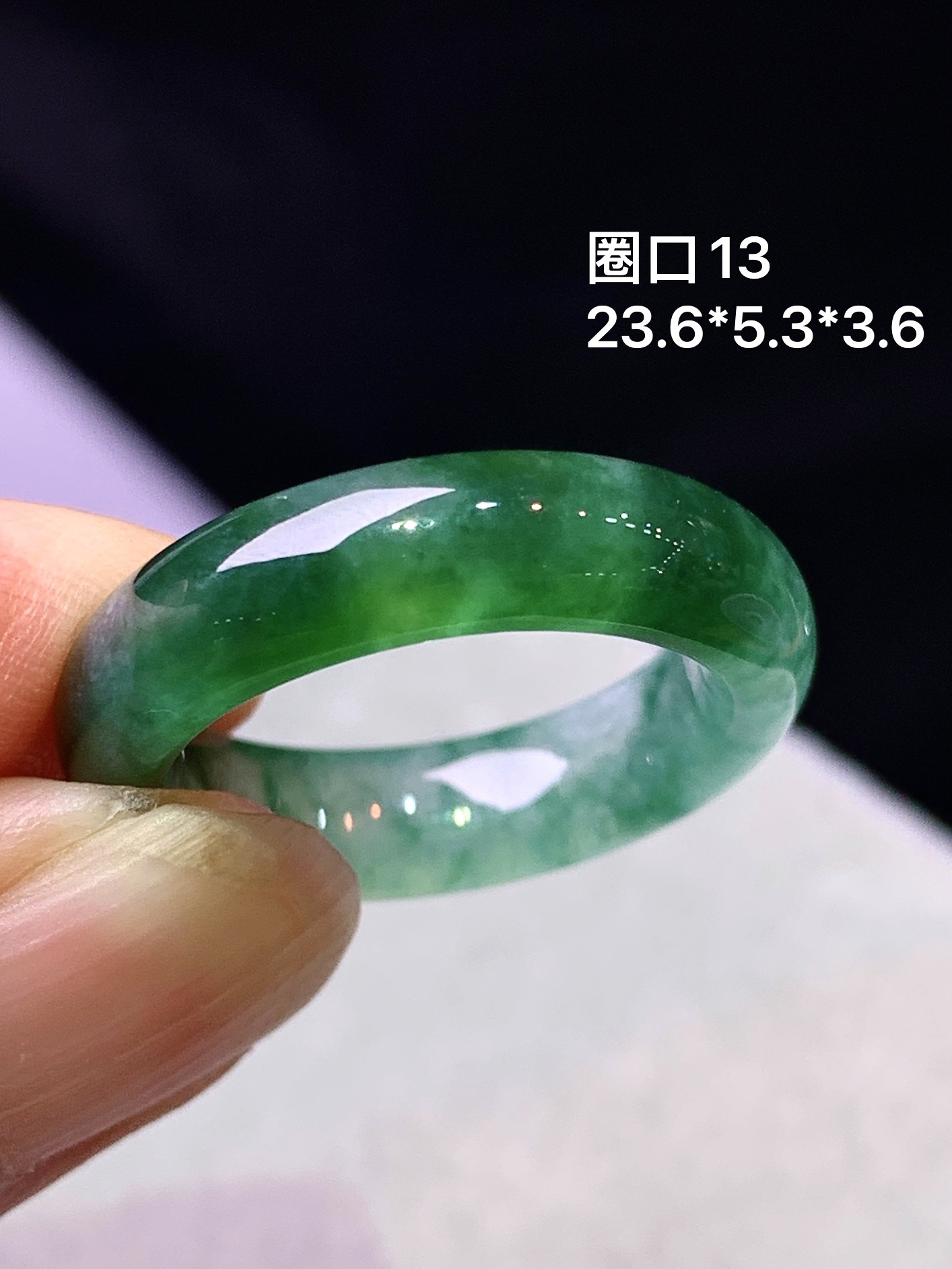 飘花指环 玉质细腻 色泽艳丽清新 水润亮眼 圈口13 整体尺寸23.6*5.3*3.6 c1