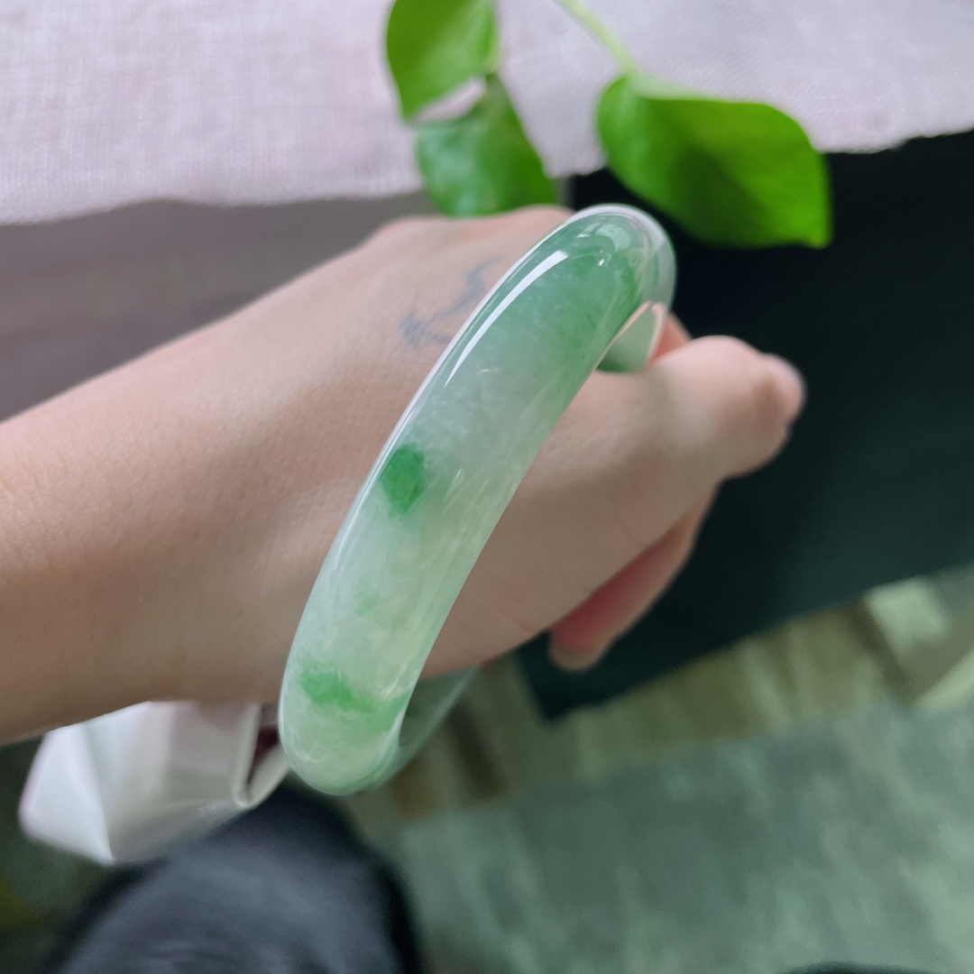 57/11.9/8.4飘绿正圈，水头好，种老，翠影轻飘凝玉骨，清风漫染入清和。无裂，ss50759a