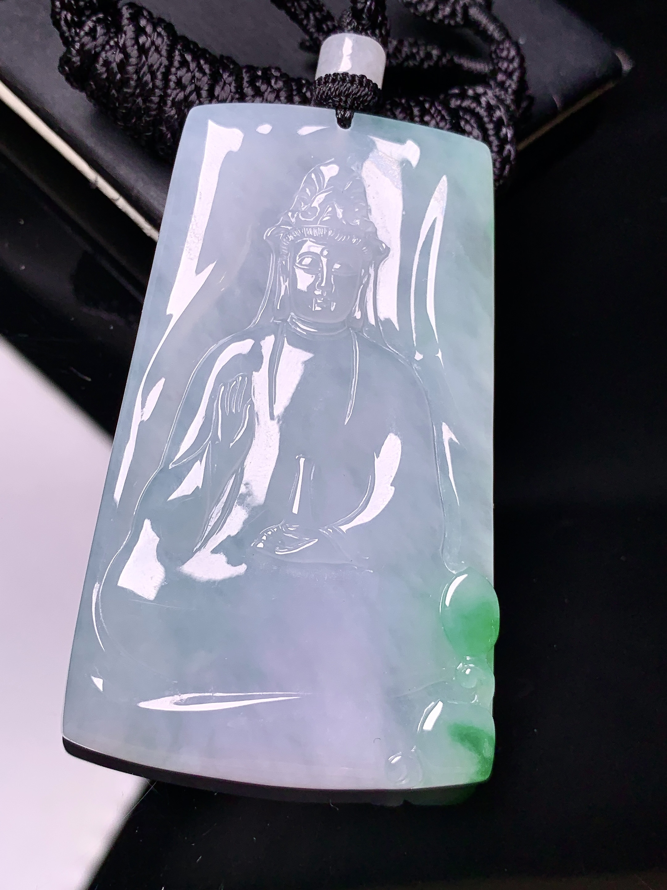 飘绿观音吊坠 玉质细腻 色泽艳丽清新 水润亮眼 整体尺寸60*36.5*5.5 a2