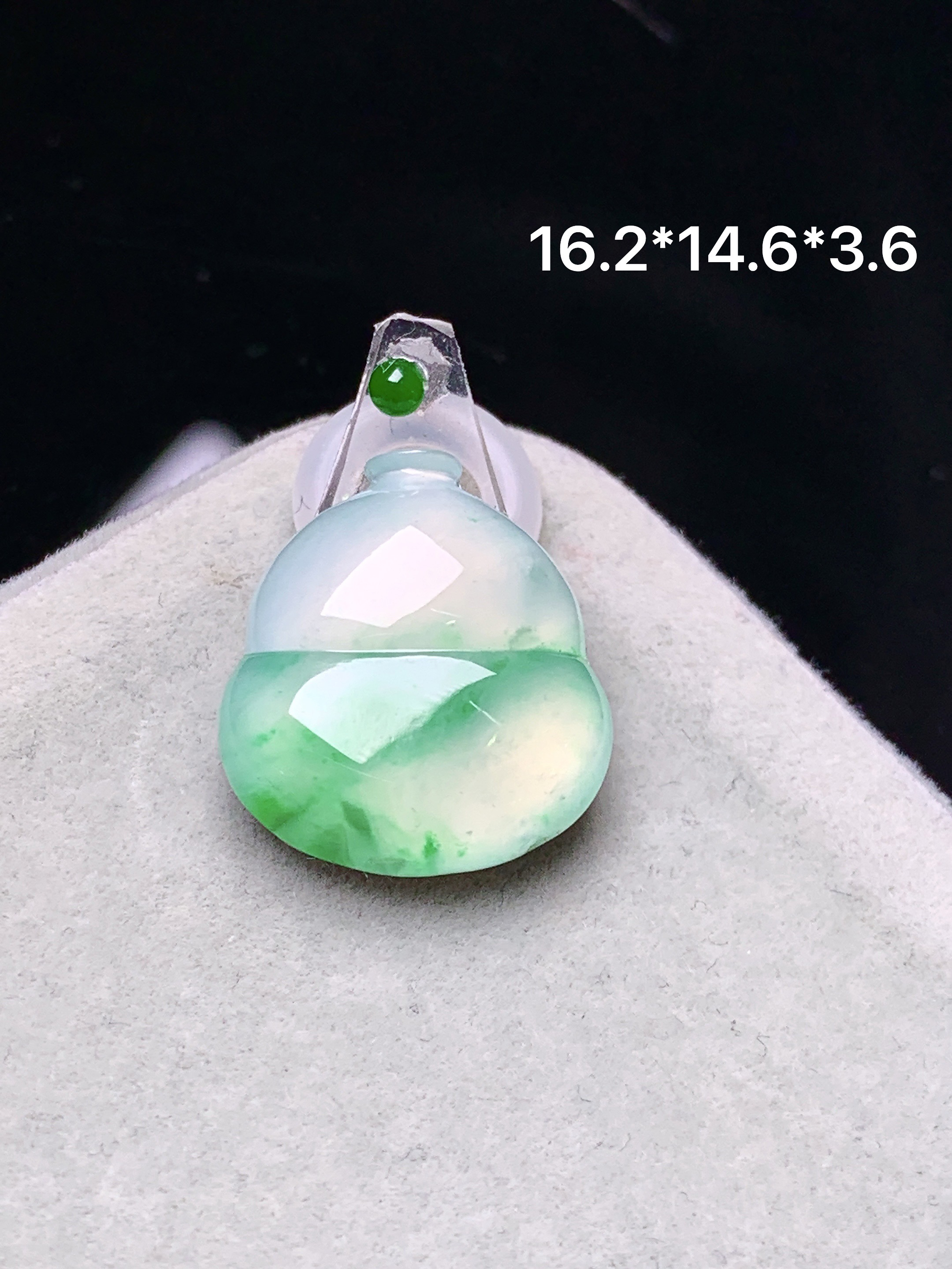镶嵌款 飘绿葫芦吊坠 玉质细腻 色泽艳丽清新 水润亮眼 整体尺寸16.2*14.6*3.6 2x