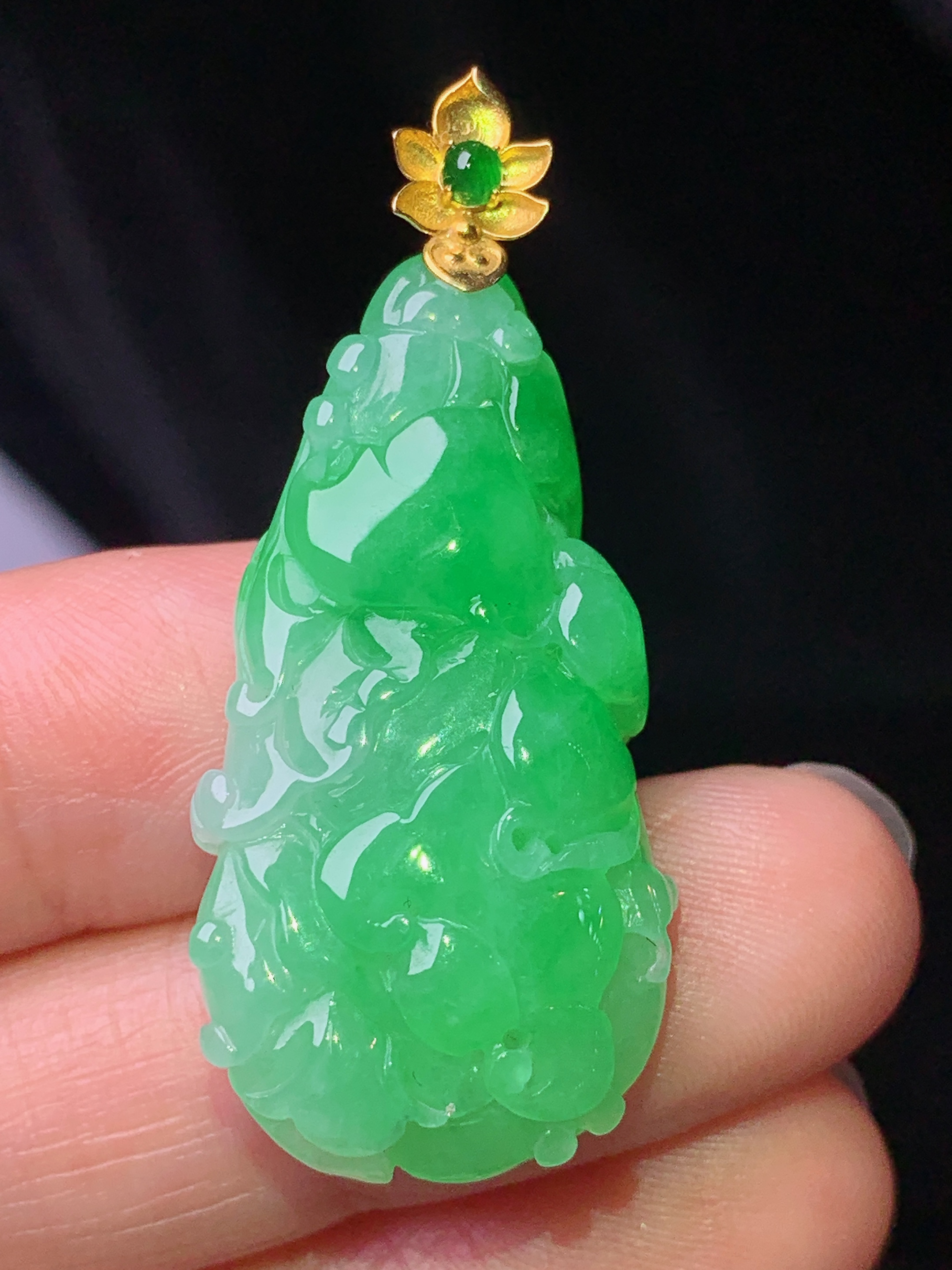 18k金镶嵌阳绿白菜吊坠 玉质细腻 色泽艳丽清新 水润亮眼 整体尺寸40*17.8*8.6 m1