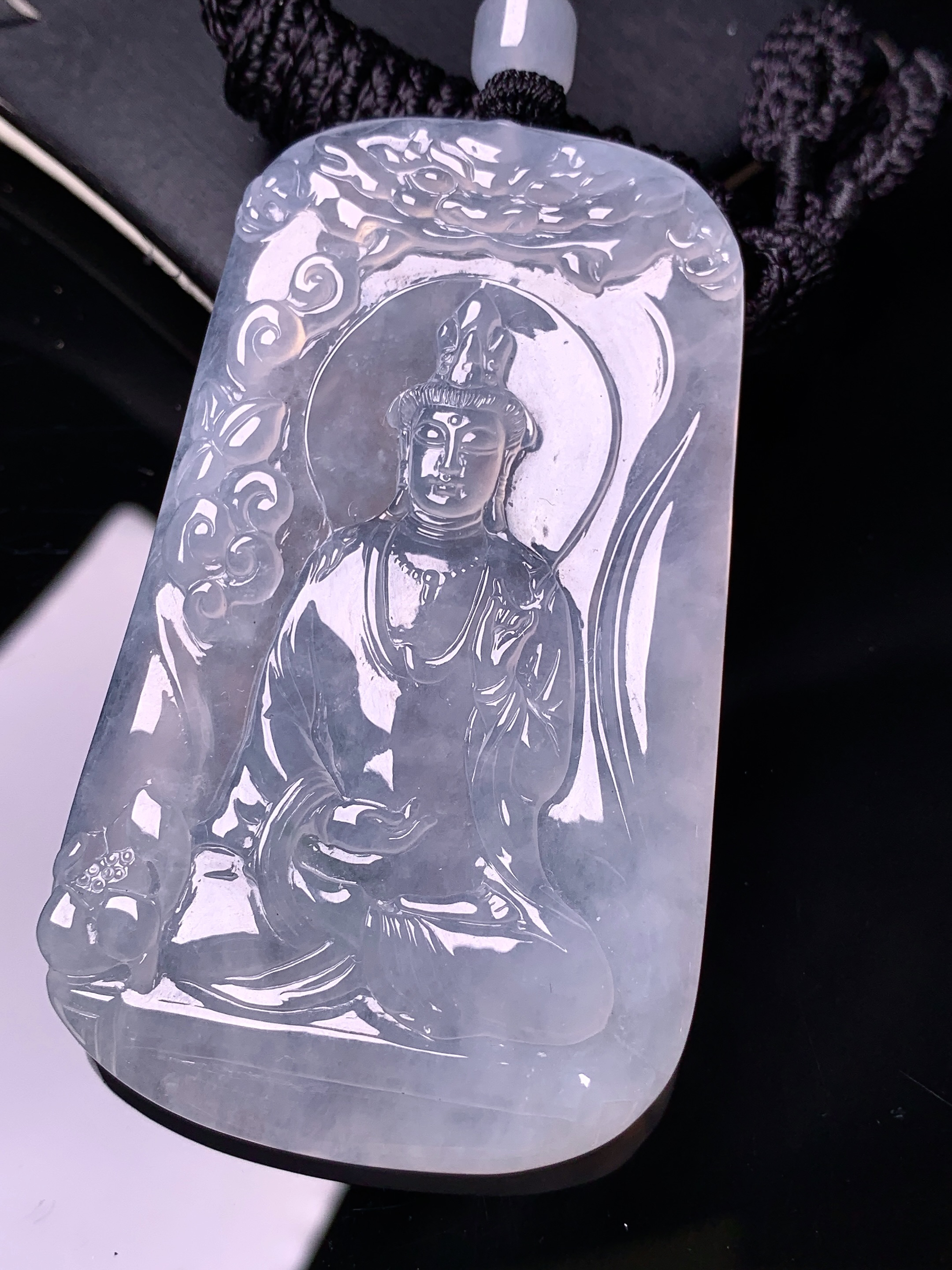 冰种观音菩萨吊坠 玉质细腻 色泽艳丽清新 水润亮眼 整体尺寸68*40.2*5.3 a2