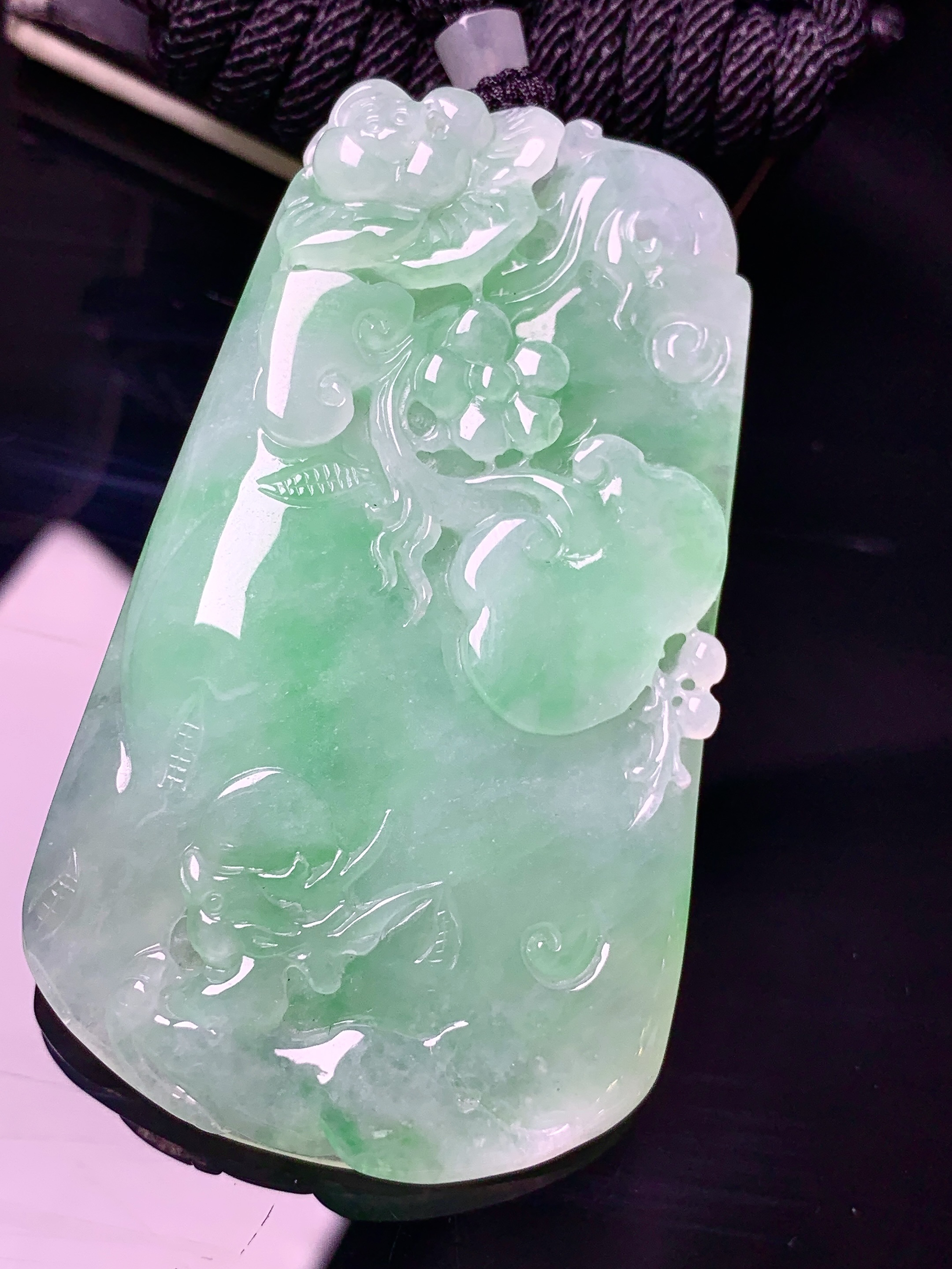 飘阳绿花开富贵吊坠 玉质细腻 色泽艳丽清新 水润亮眼 整体尺寸58.8*34.5*7 a5