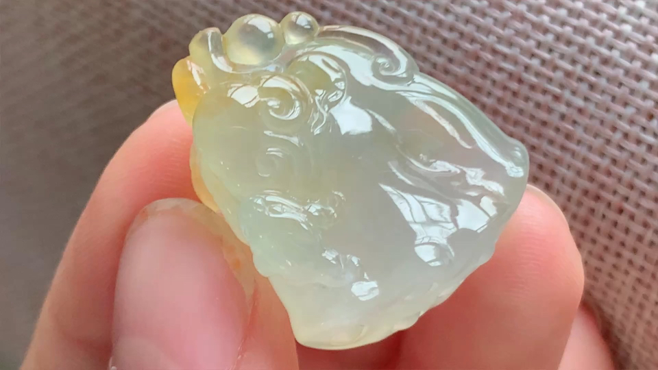翡翠精品，莲蓬，冰种无裂，黄翡 尺寸28.6-24-10.8 aa516