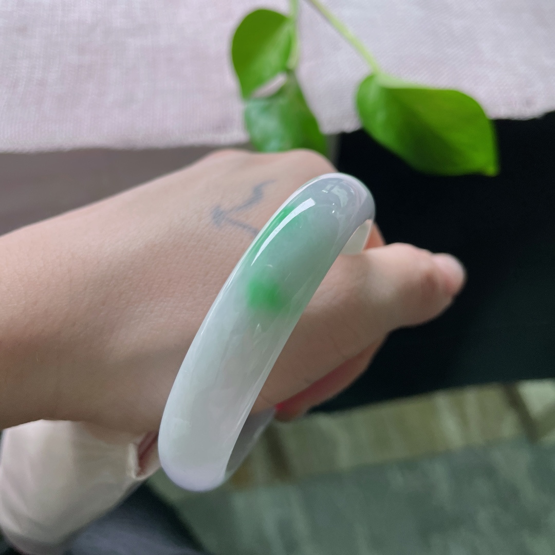53.7/12.4/6.5，春彩正圈，飘阳绿点缀，翠色鲜活，灵气逼人，细润干净，有纹，ss53163a