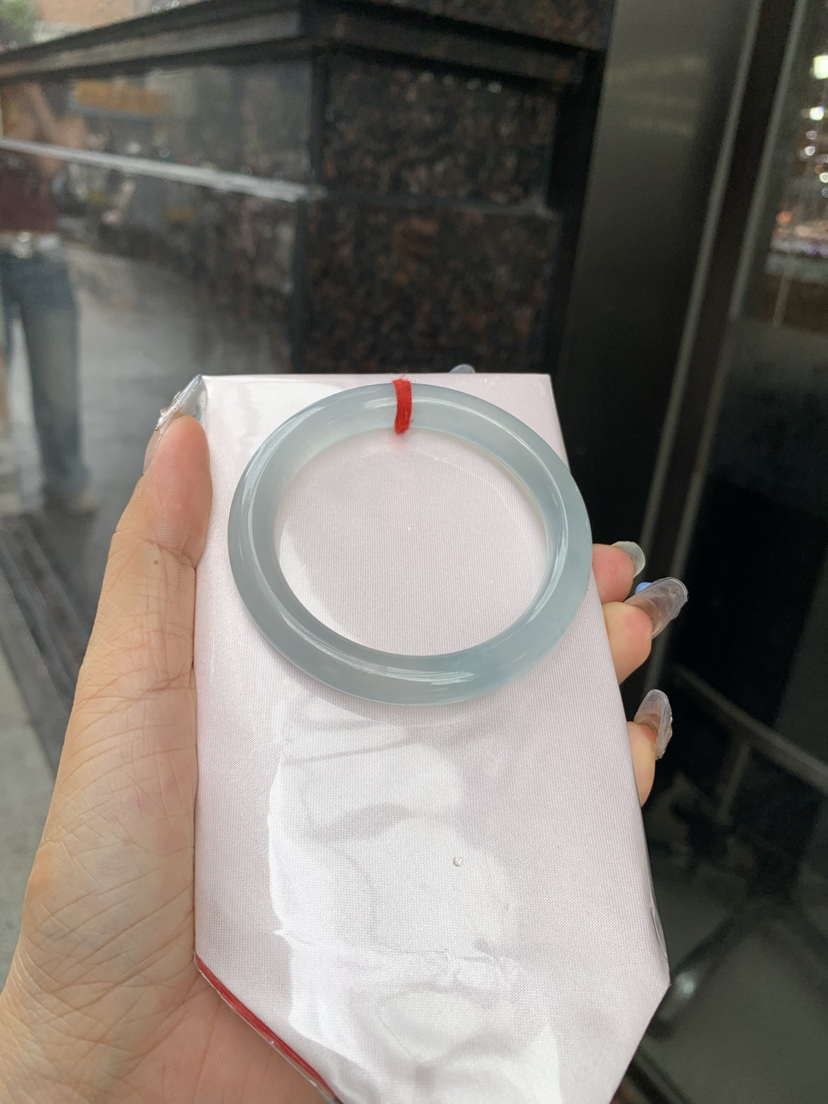 冰蓝圆条53.7-8.2-9底妆冰润细腻，千变万化的冰晴蓝底色，拥有海的颜色，却散发着星空的光芒，这是一只来自冰川蓝的清冷气质仙女镯。