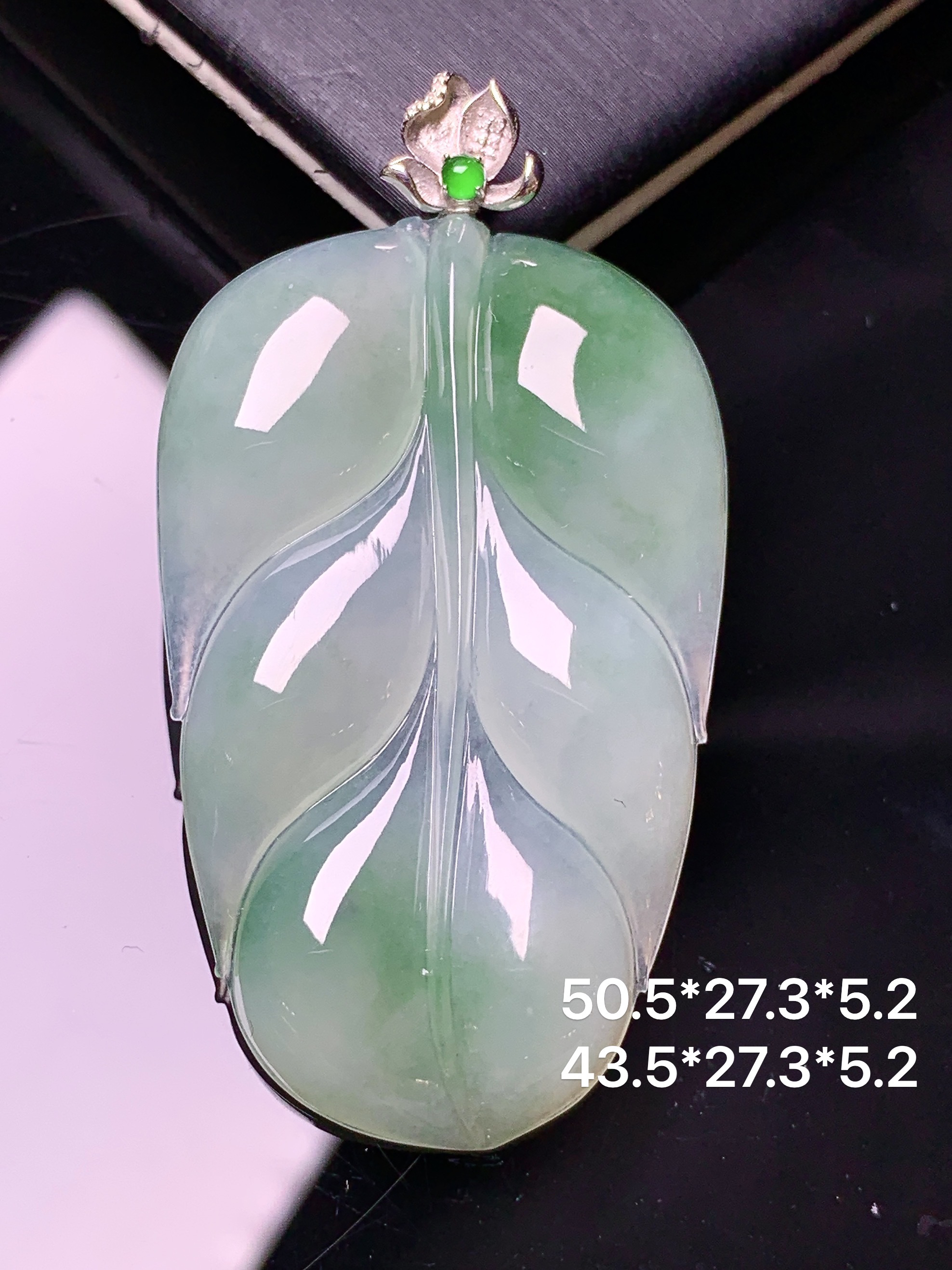 18k金钻镶嵌冰种树叶吊坠 玉质细腻 色泽艳丽清新 水润亮眼 整体尺寸50.5*27.3*5.2 c1