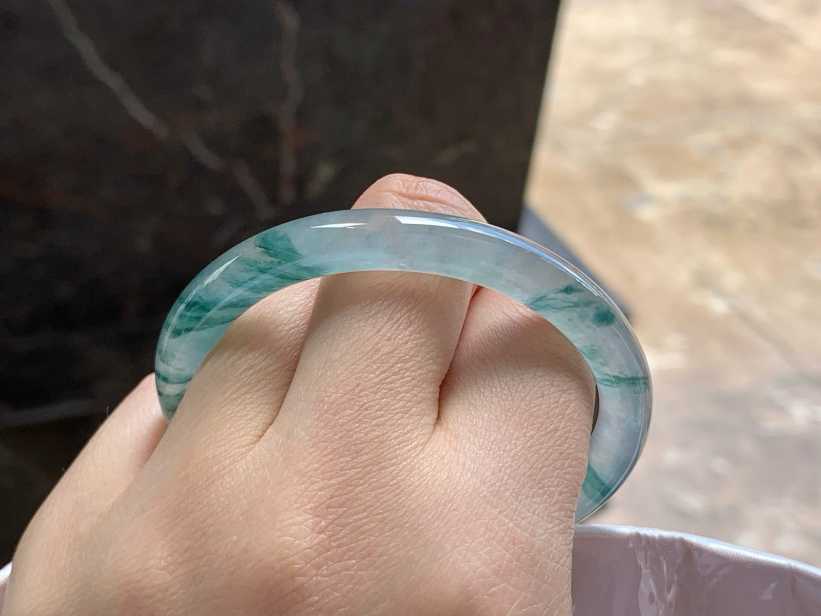 52.7-7.3

冰蓝花贵妃手镯^_^冰透 种水好 飘花浓郁 正圈50可