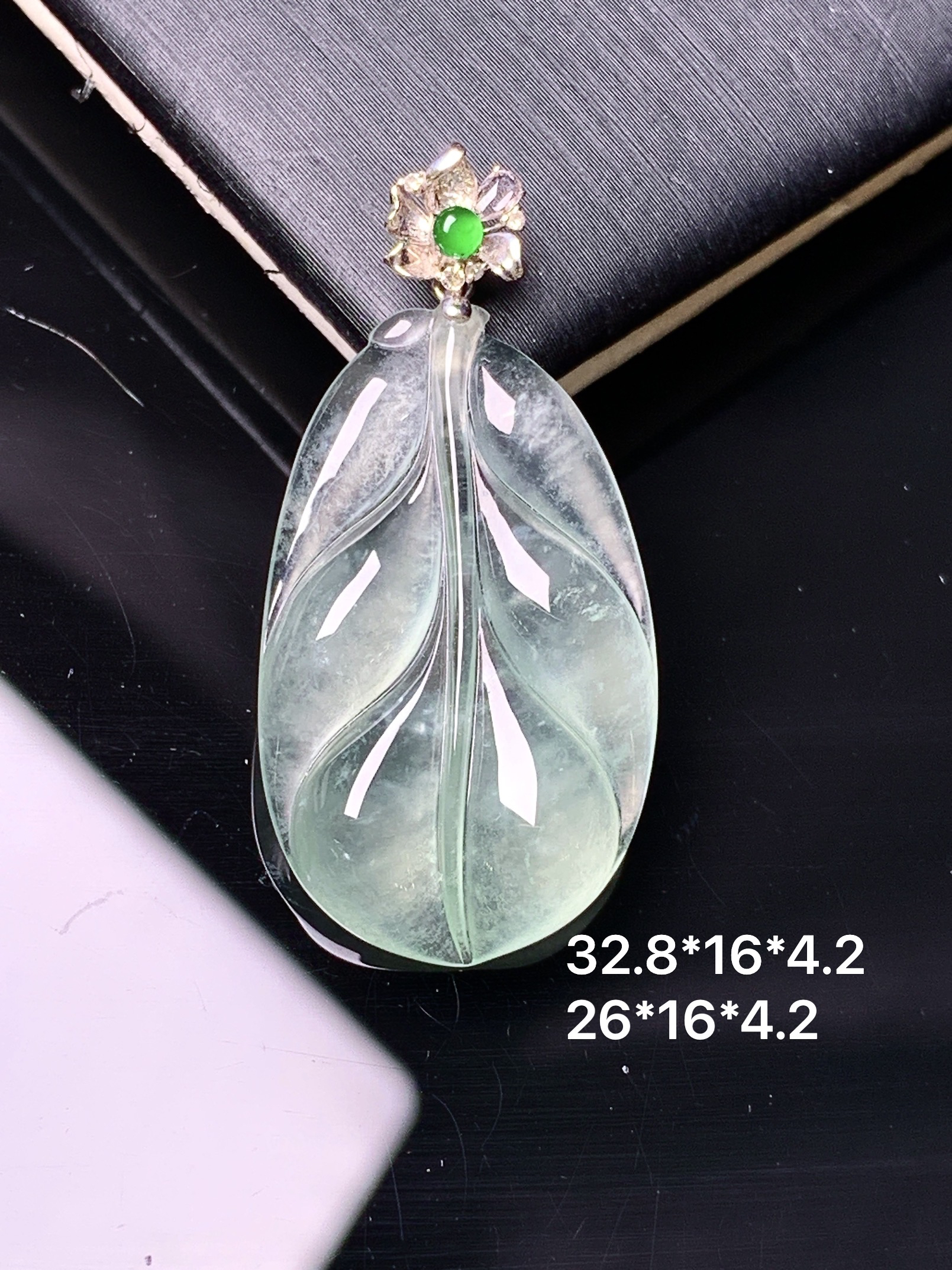 18k金镶嵌冰种树叶吊坠 玉质细腻 色泽艳丽清新 水润亮眼 整体尺寸32.8*16*4.2 c1