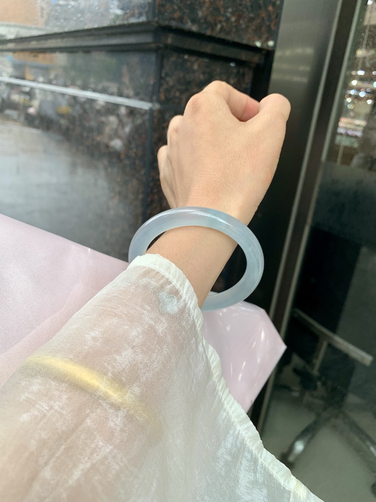 冰蓝圆条53.7-8.2-9底妆冰润细腻，千变万化的冰晴蓝底色，拥有海的颜色，却散发着星空的光芒，这是一只来自冰川蓝的清冷气质仙女镯。