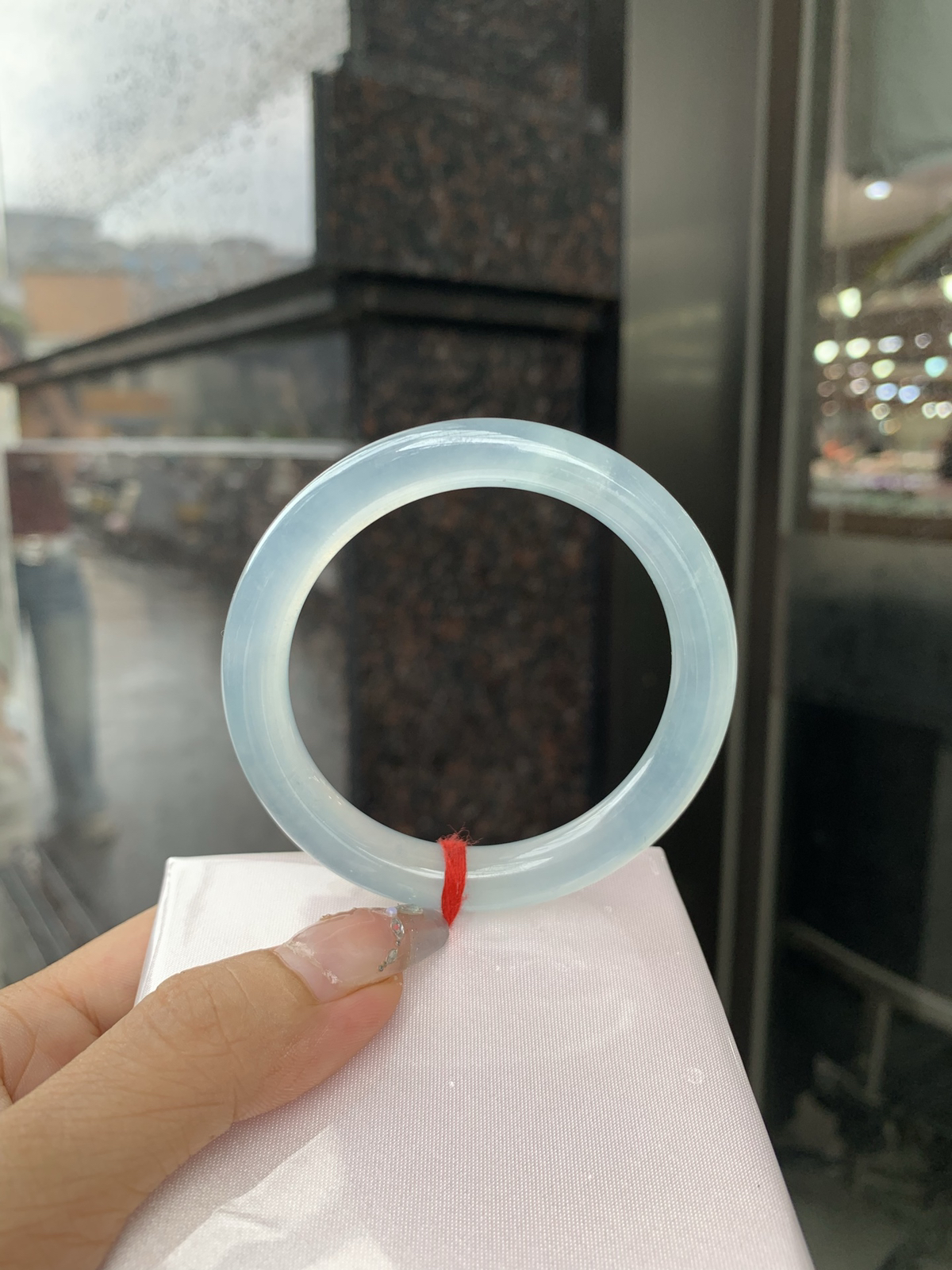 冰蓝圆条53.7-8.2-9底妆冰润细腻，千变万化的冰晴蓝底色，拥有海的颜色，却散发着星空的光芒，这是一只来自冰川蓝的清冷气质仙女镯。