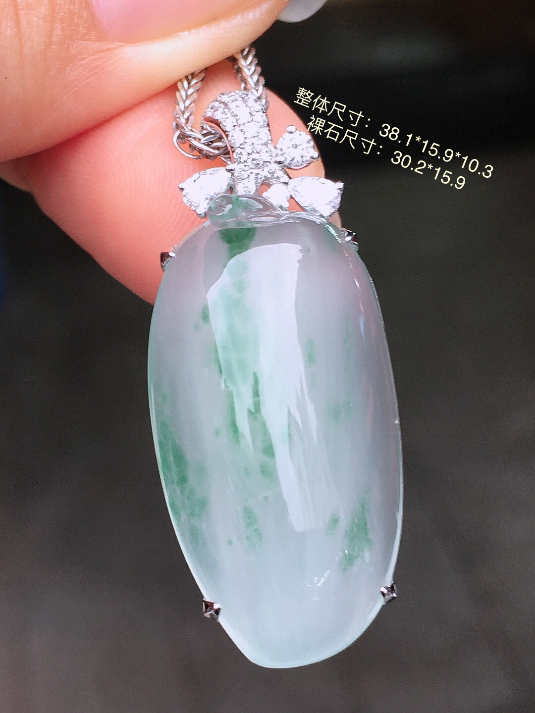 冰飘花福瓜吊坠，色泽艳丽，玉质细腻，荧光感超
强，饱满圆润，简单大方，尽显优雅气质，18k
金豪华镶嵌