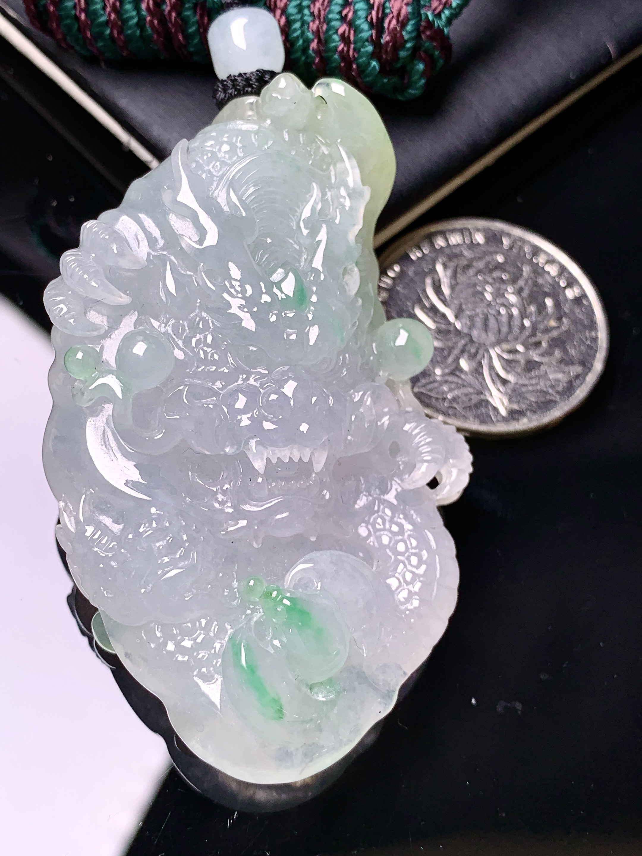 飘绿龙牌吊坠 玉质细腻 色泽艳丽清新 水润亮眼 整体尺寸58.8*36*14 a2