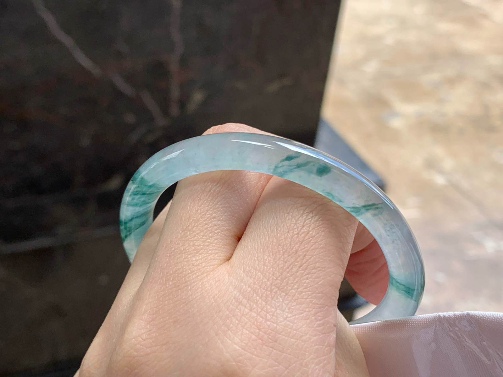 52.7-7.3

冰蓝花贵妃手镯^_^冰透 种水好 飘花浓郁 正圈50可