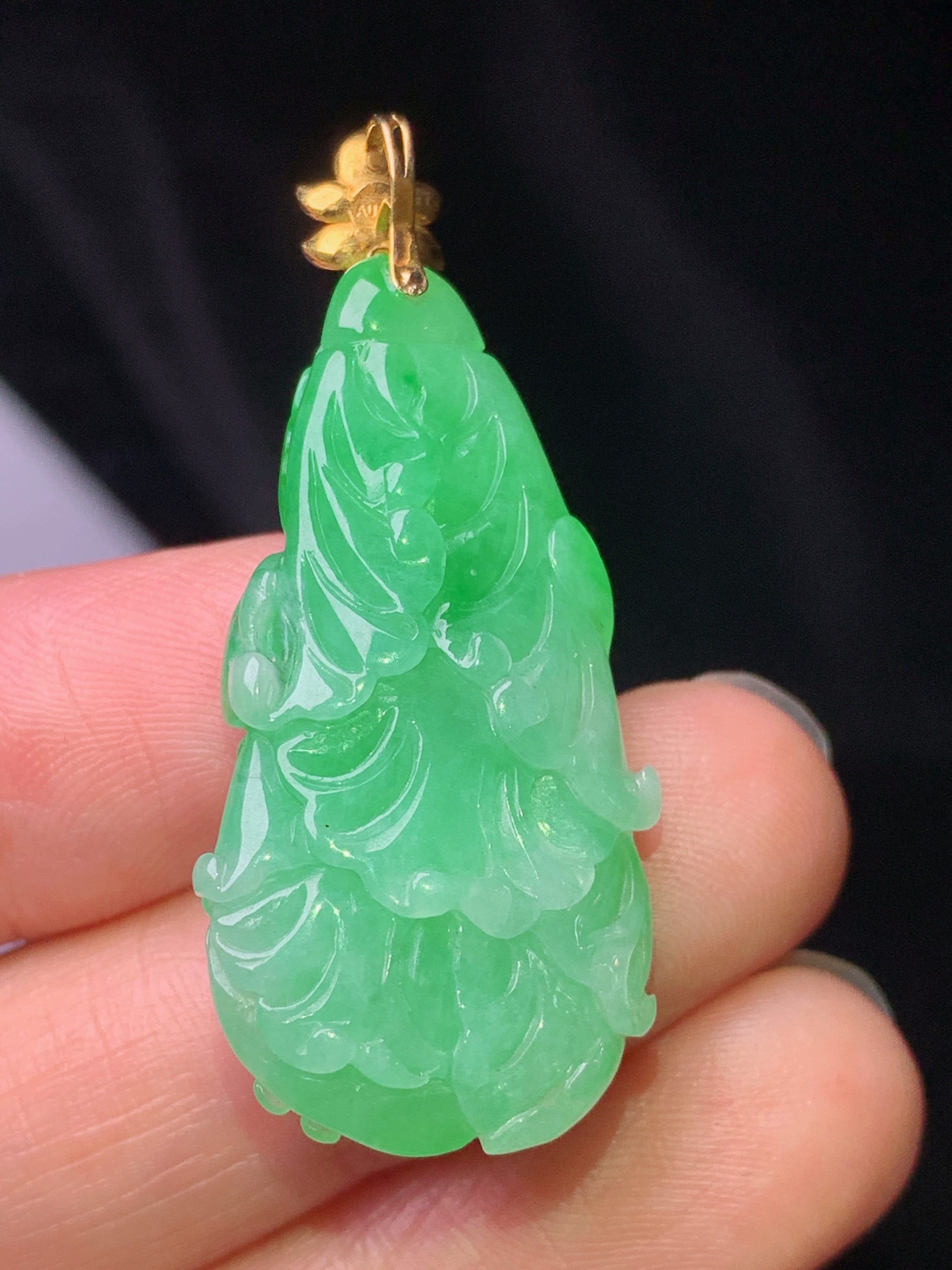 18k金镶嵌阳绿白菜吊坠 玉质细腻 色泽艳丽清新 水润亮眼 整体尺寸40*17.8*8.6 m1