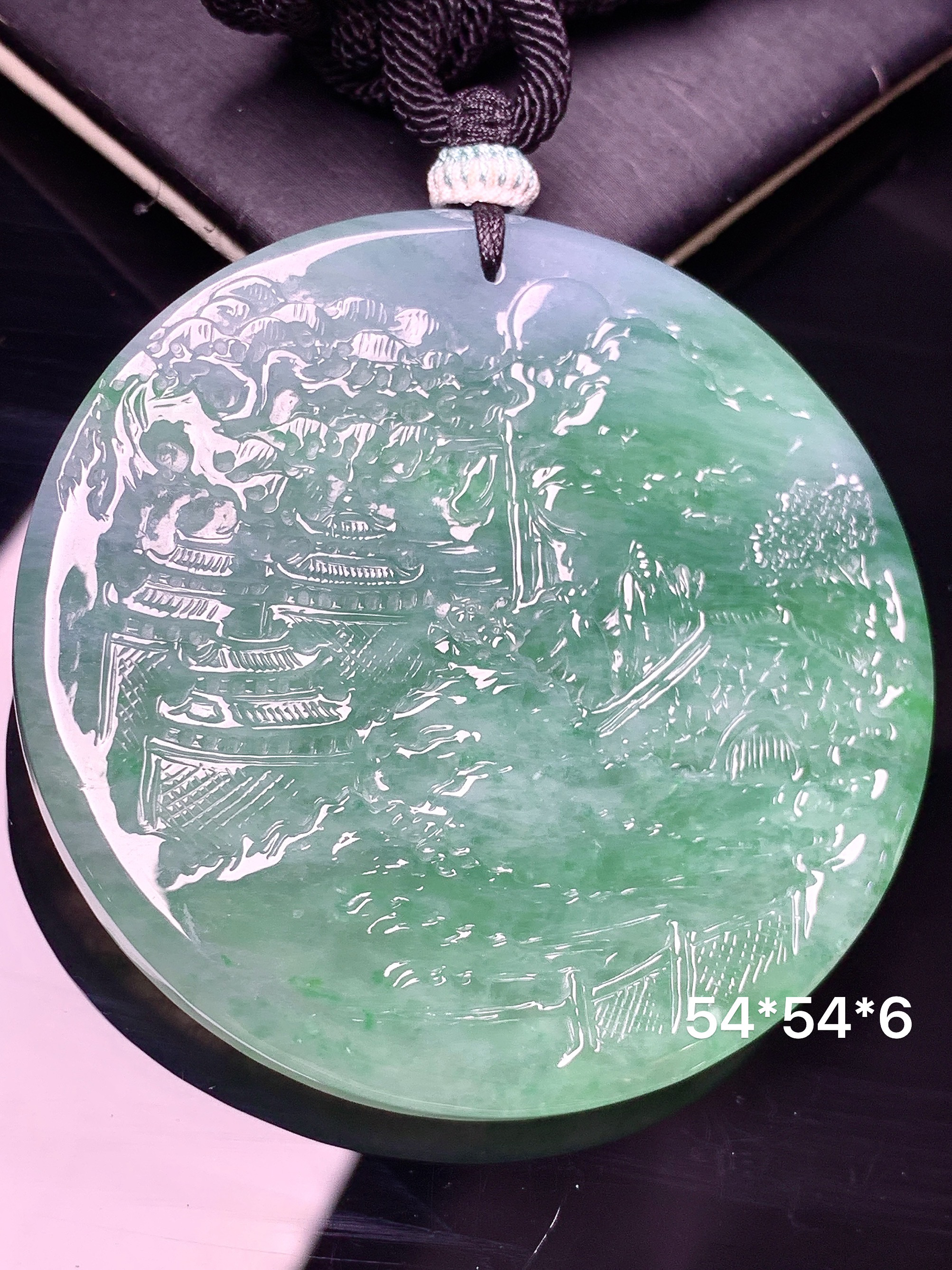 飘绿山水牌子吊坠 玉质细腻 色泽艳丽清新 水润亮眼 整体尺寸54*6 a5
