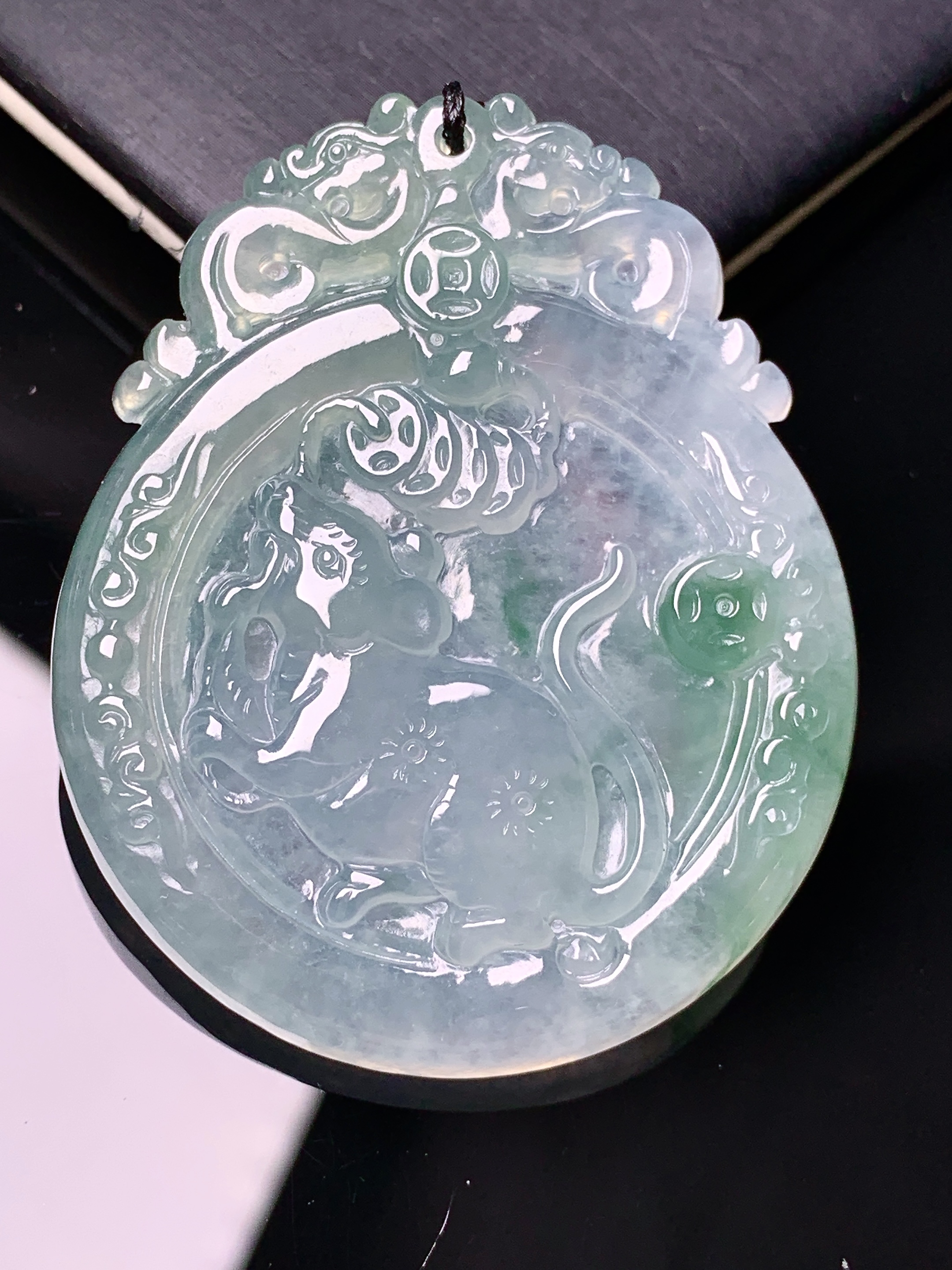 飘绿生肖鼠吊坠 玉质细腻 色泽艳丽清新 水润亮眼 整体尺寸49.5*40*5.5 b2