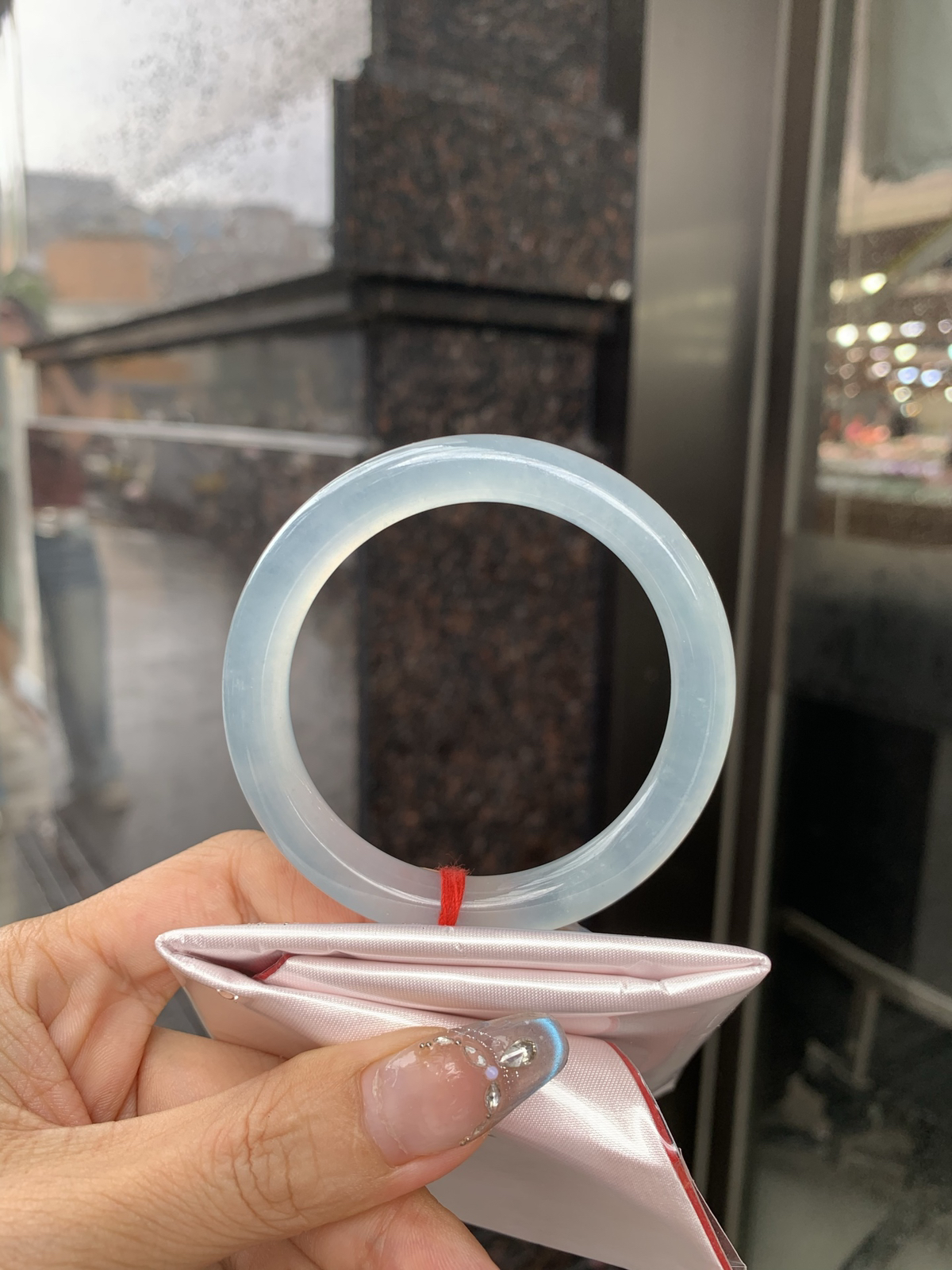 冰蓝圆条53.7-8.2-9底妆冰润细腻，千变万化的冰晴蓝底色，拥有海的颜色，却散发着星空的光芒，这是一只来自冰川蓝的清冷气质仙女镯。