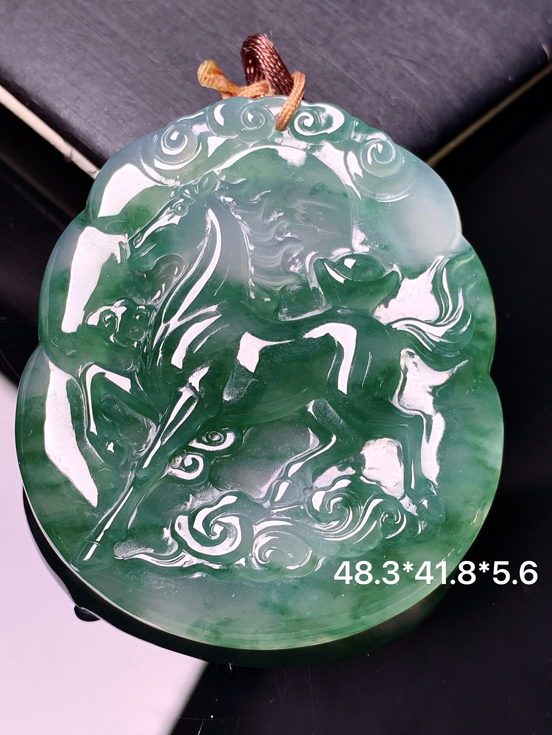 飘绿马牌吊坠 玉质细腻 色泽艳丽清新 水润亮眼 整体尺寸48.3*41.8*5.6 b1