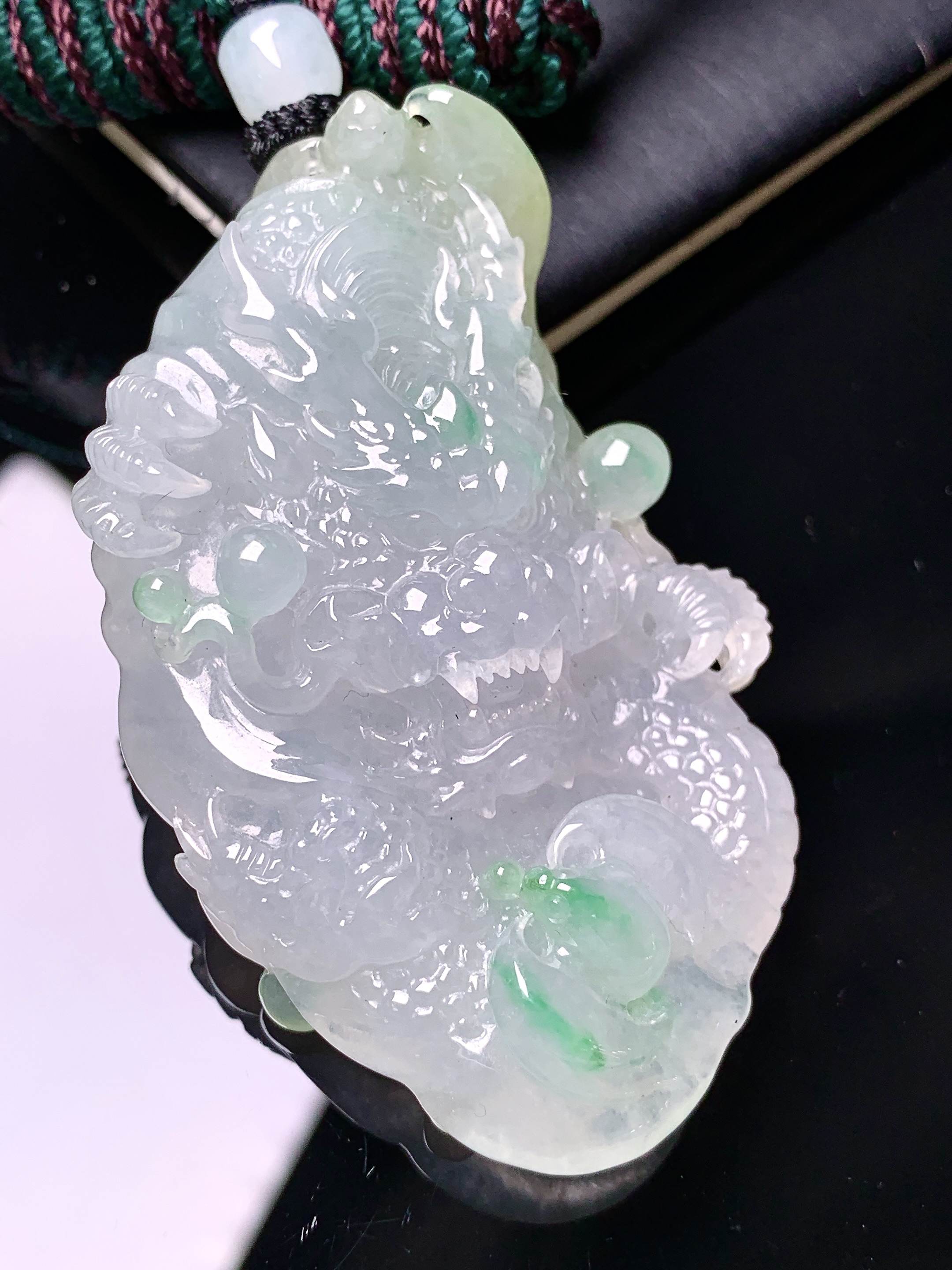 飘绿龙牌吊坠 玉质细腻 色泽艳丽清新 水润亮眼 整体尺寸58.8*36*14 a2