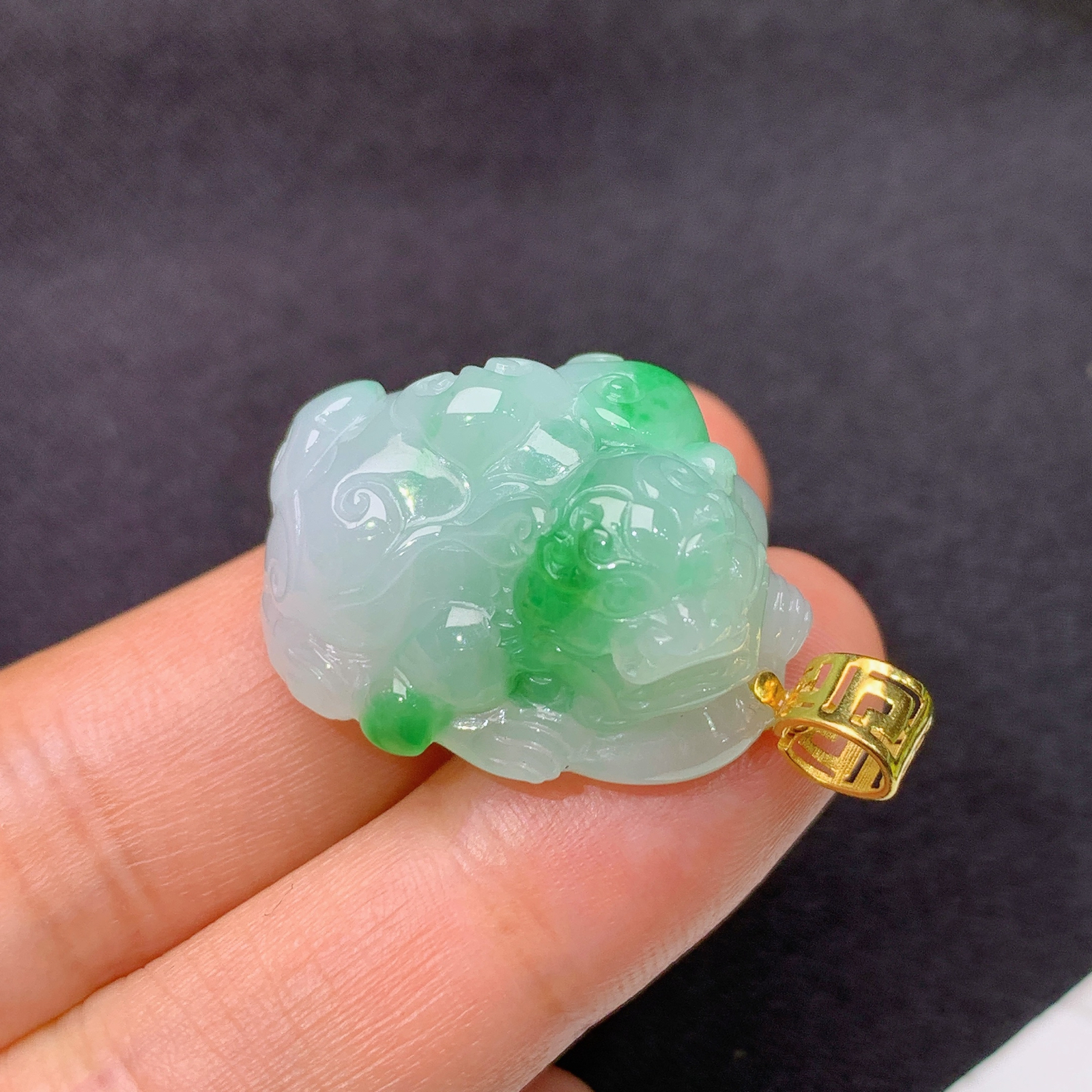 冰飘绿貔貅吊坠，18k金镶嵌，冰润细腻，品相好，J34尺寸 25.1*18*13.6