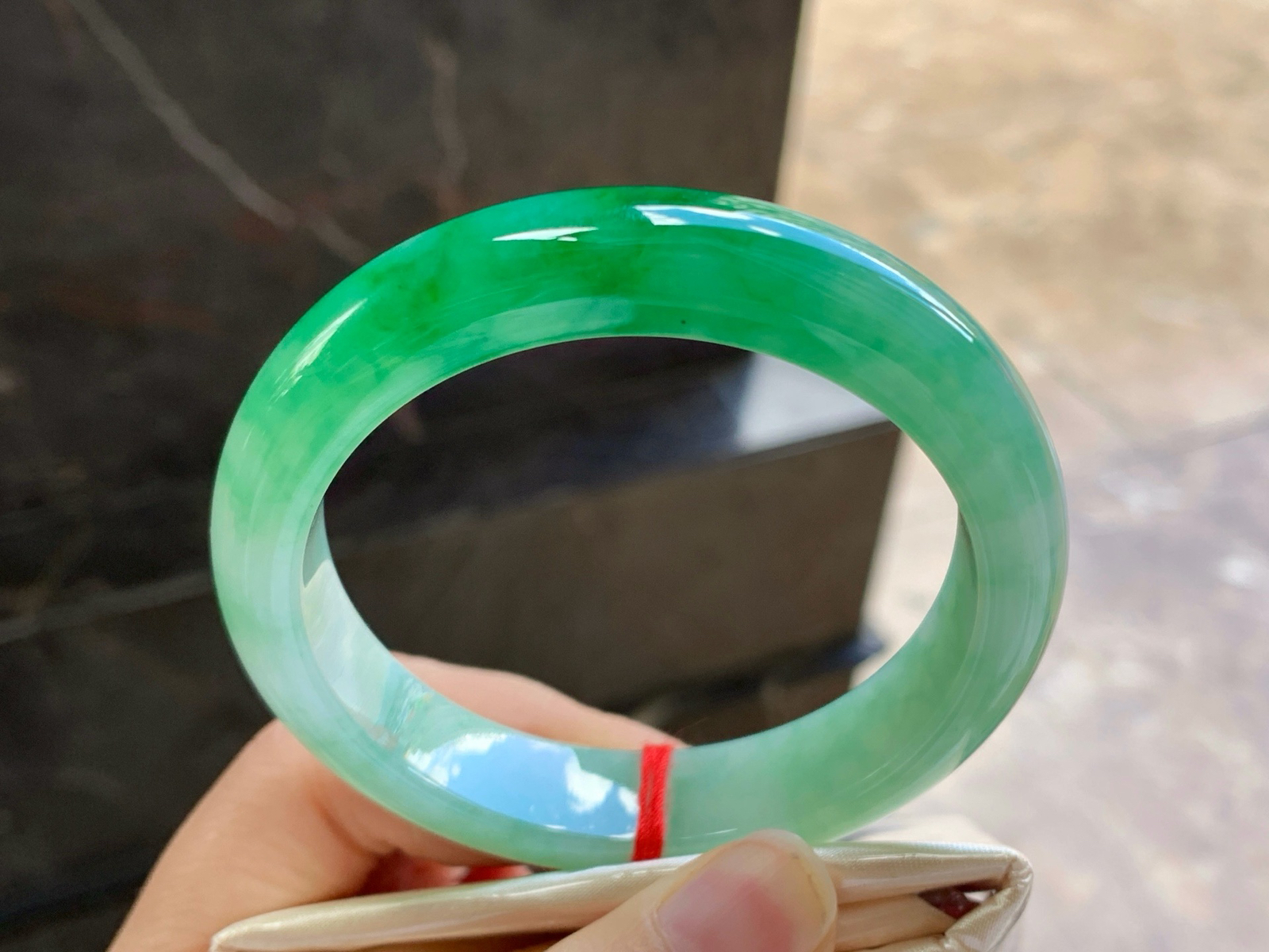 56-12.5-8.4

绿色手镯^_^鲜艳