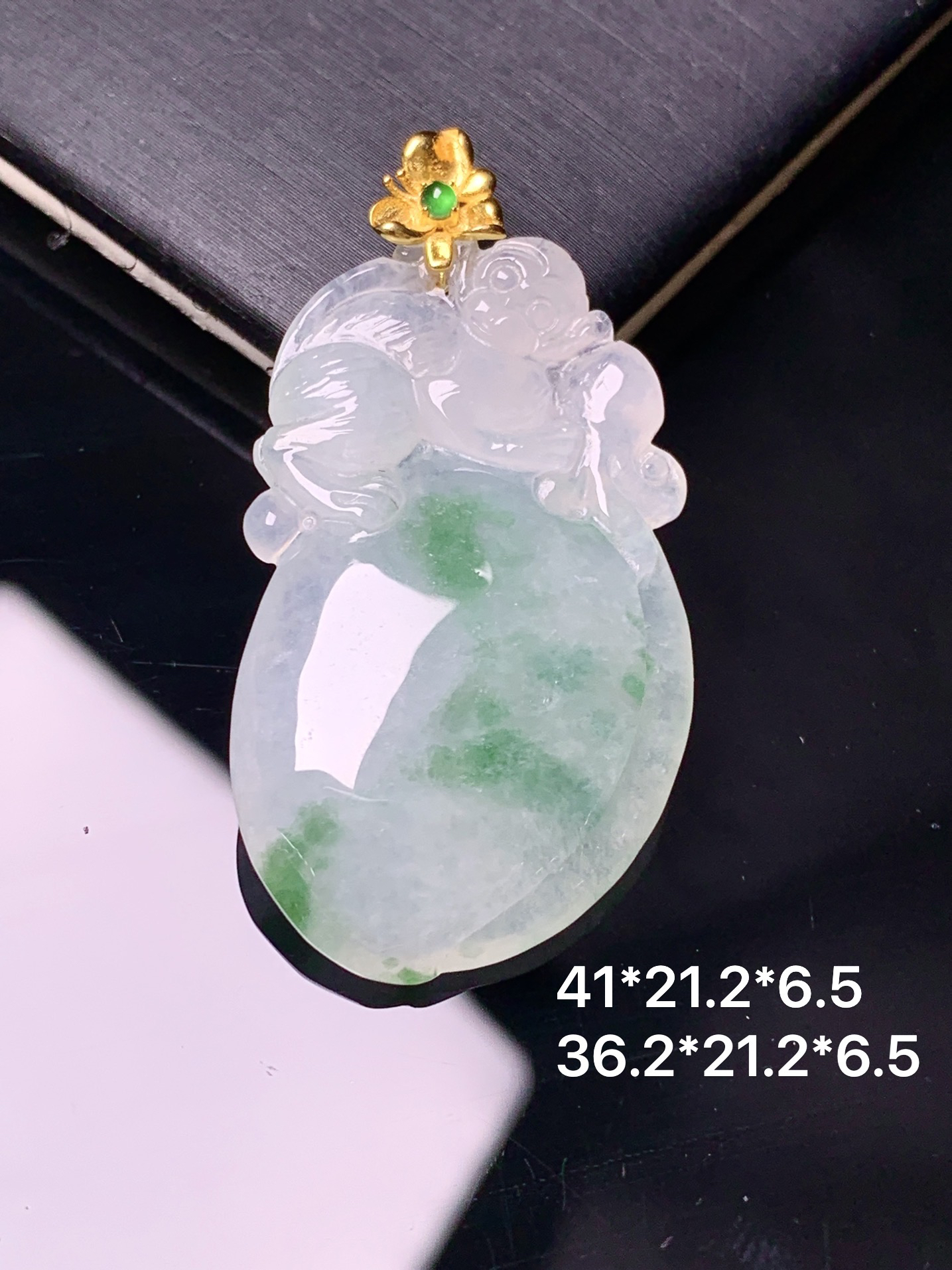 18k金镶嵌飘绿灵猴献寿吊坠 玉质细腻 色泽艳丽清新 水润亮眼 整体尺寸41*21.2*6.5 e1