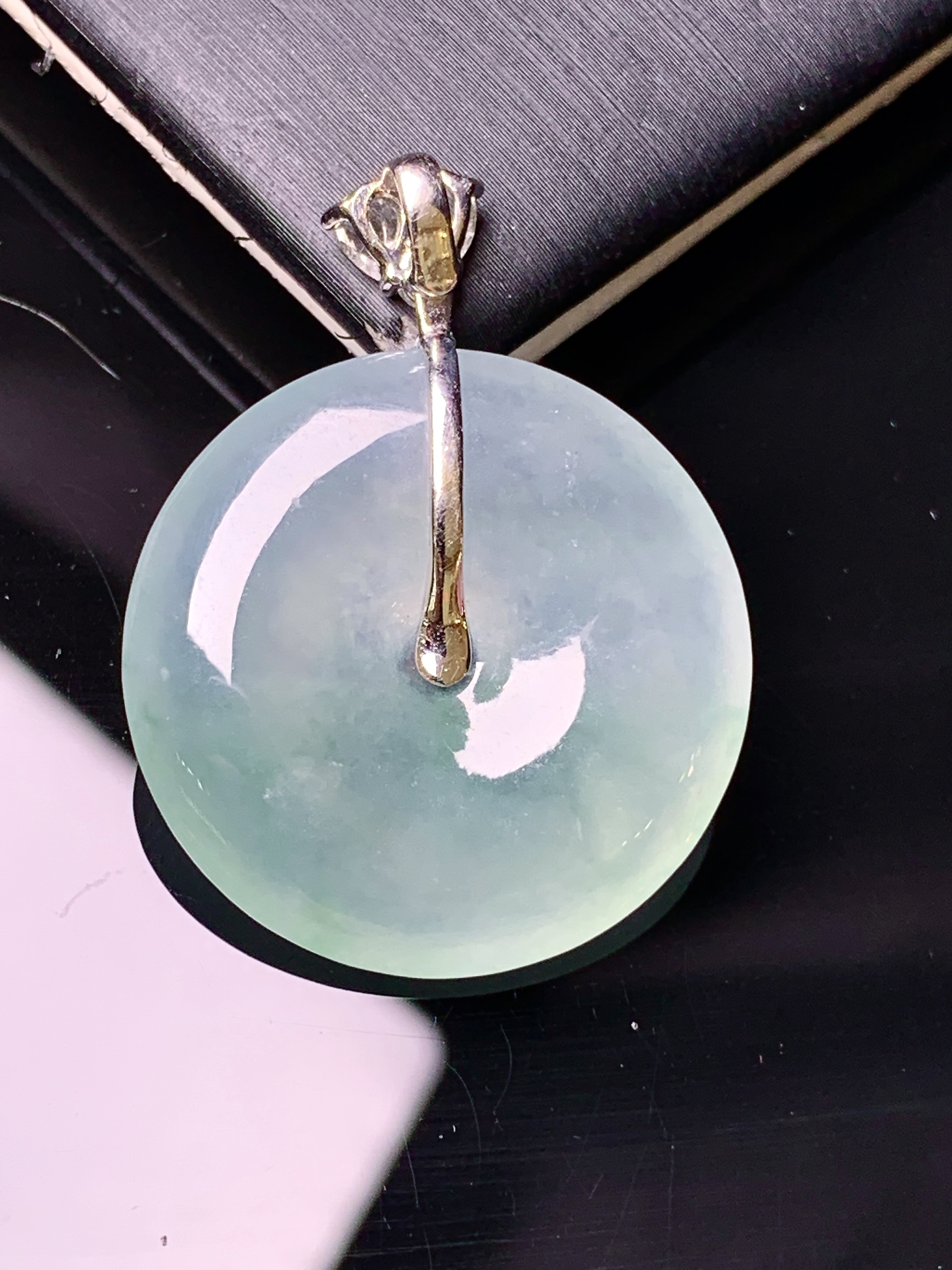 18k金钻镶嵌冰种平安扣吊坠 玉质细腻 色泽艳丽清新 水润亮眼 整体尺寸32.3*24.6*4.8 c1