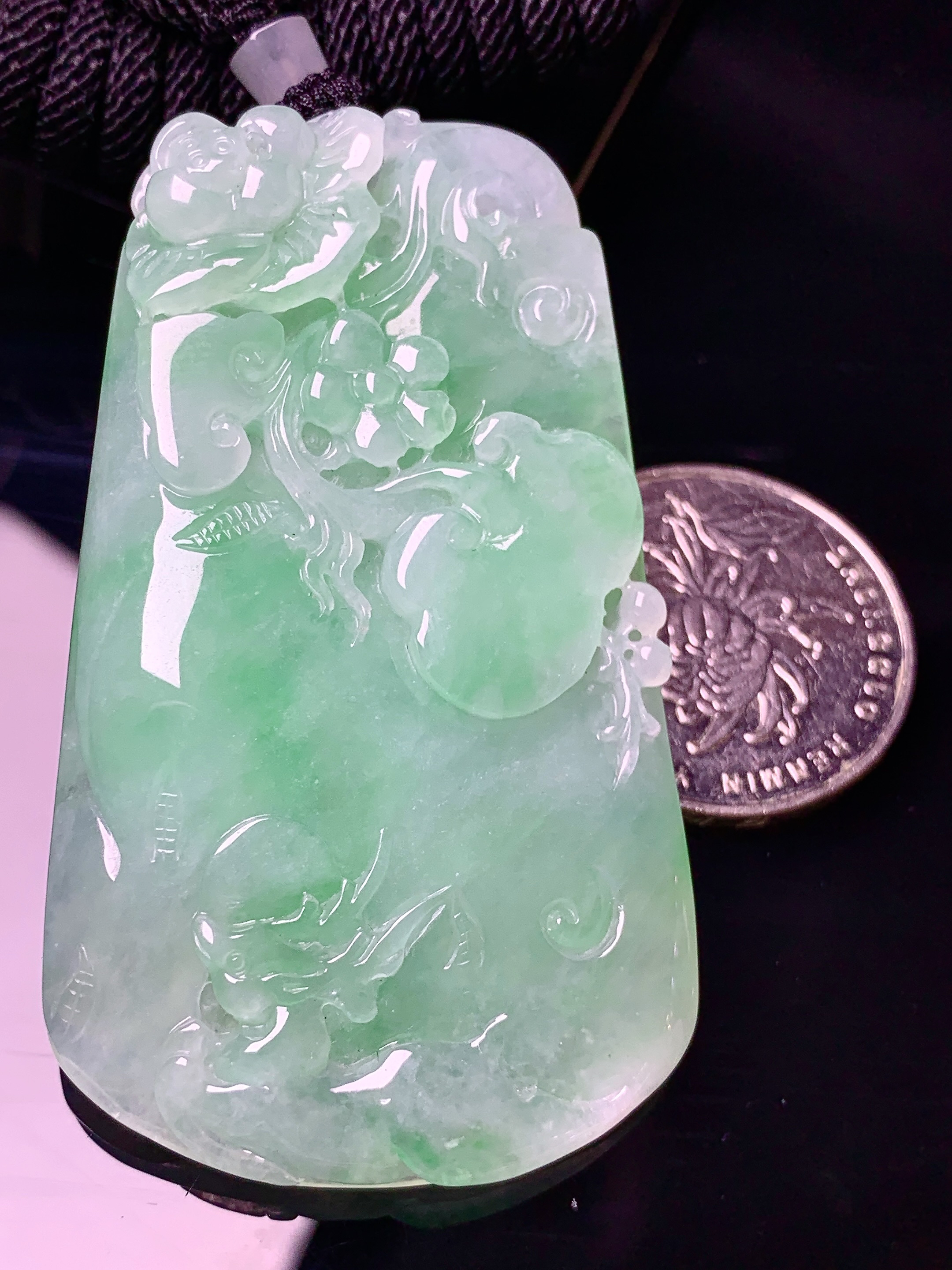 飘阳绿花开富贵吊坠 玉质细腻 色泽艳丽清新 水润亮眼 整体尺寸58.8*34.5*7 a5