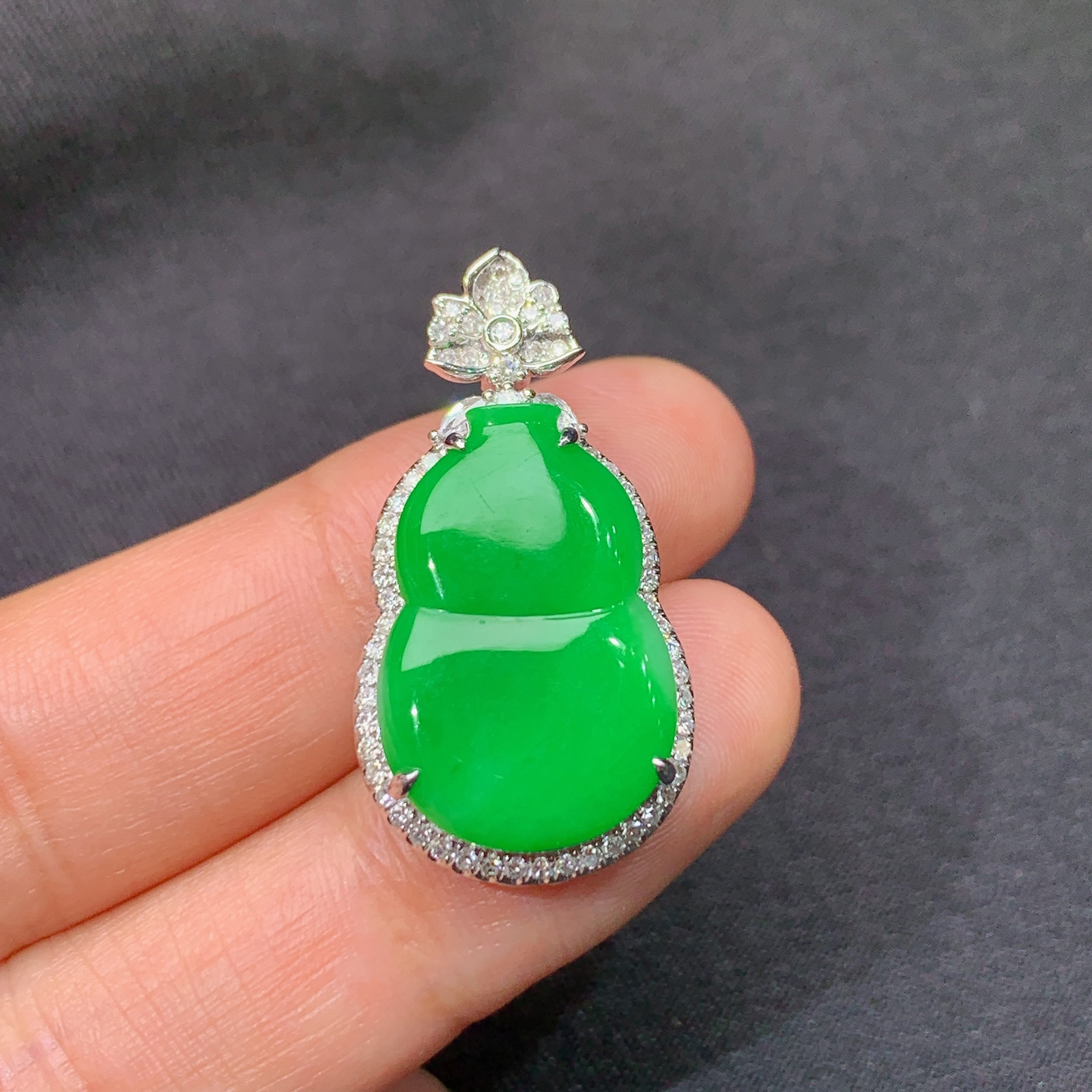 阳绿葫芦吊坠，18k金镶嵌，冰润色阳，玉质细腻，种水足，尺寸30.5*15.8*8.1
