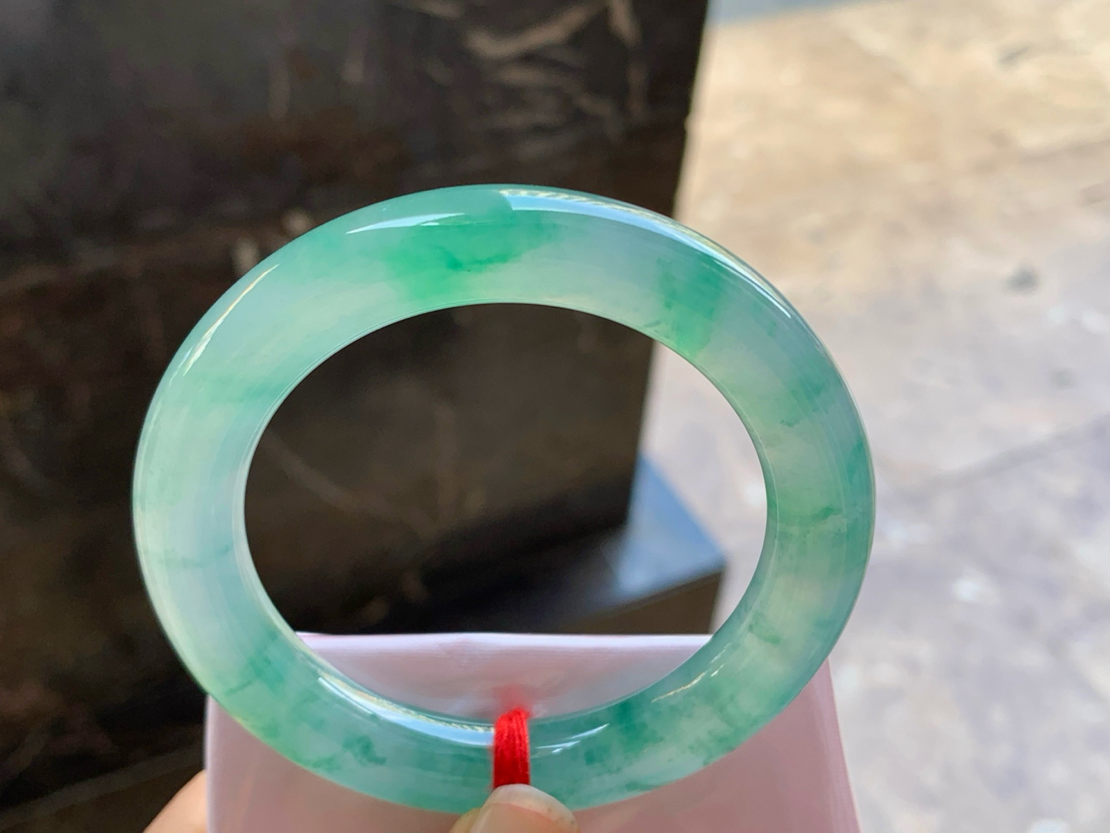 56-11.2

冰绿花圆条手镯^_^种水好