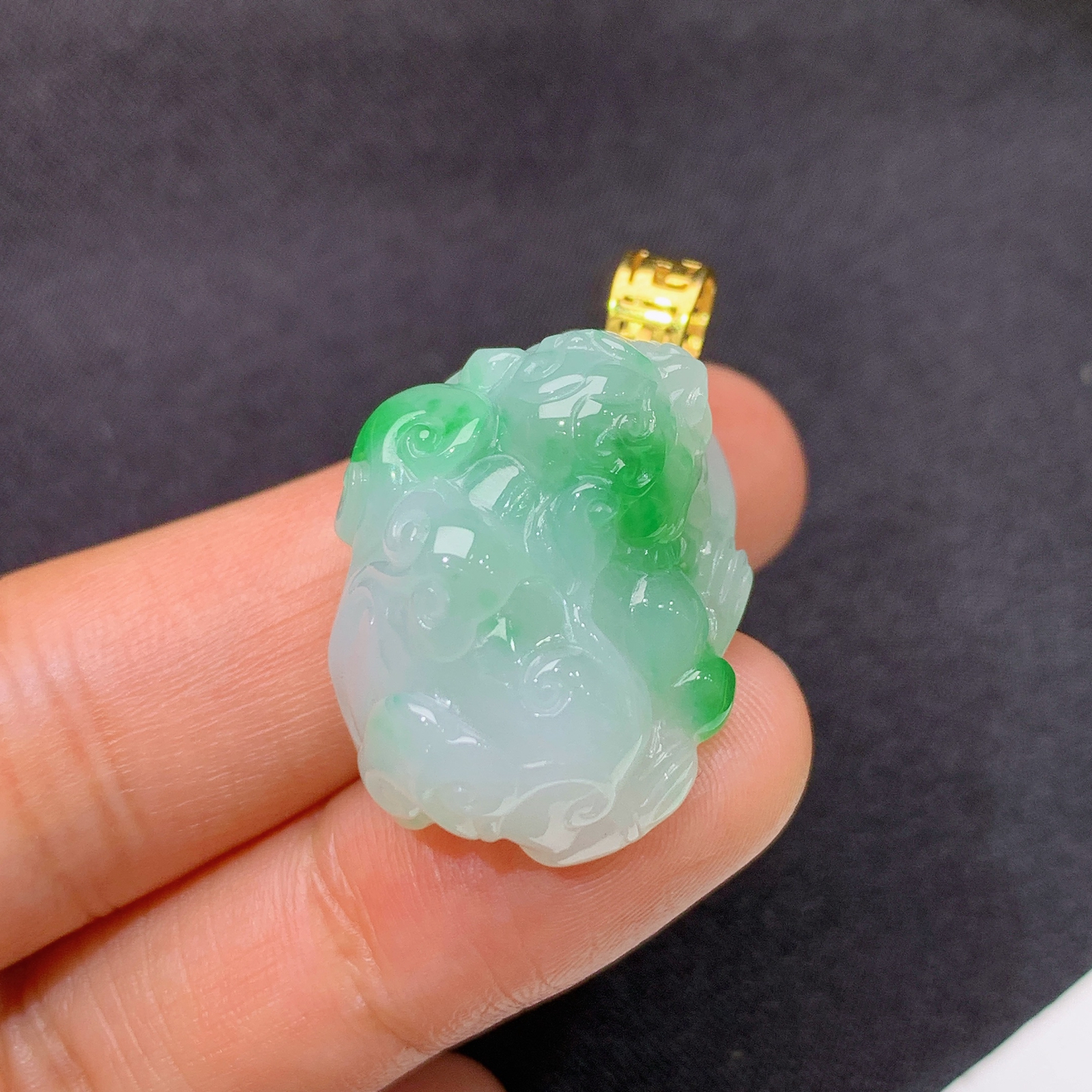 冰飘绿貔貅吊坠，18k金镶嵌，冰润细腻，品相好，J34尺寸 25.1*18*13.6