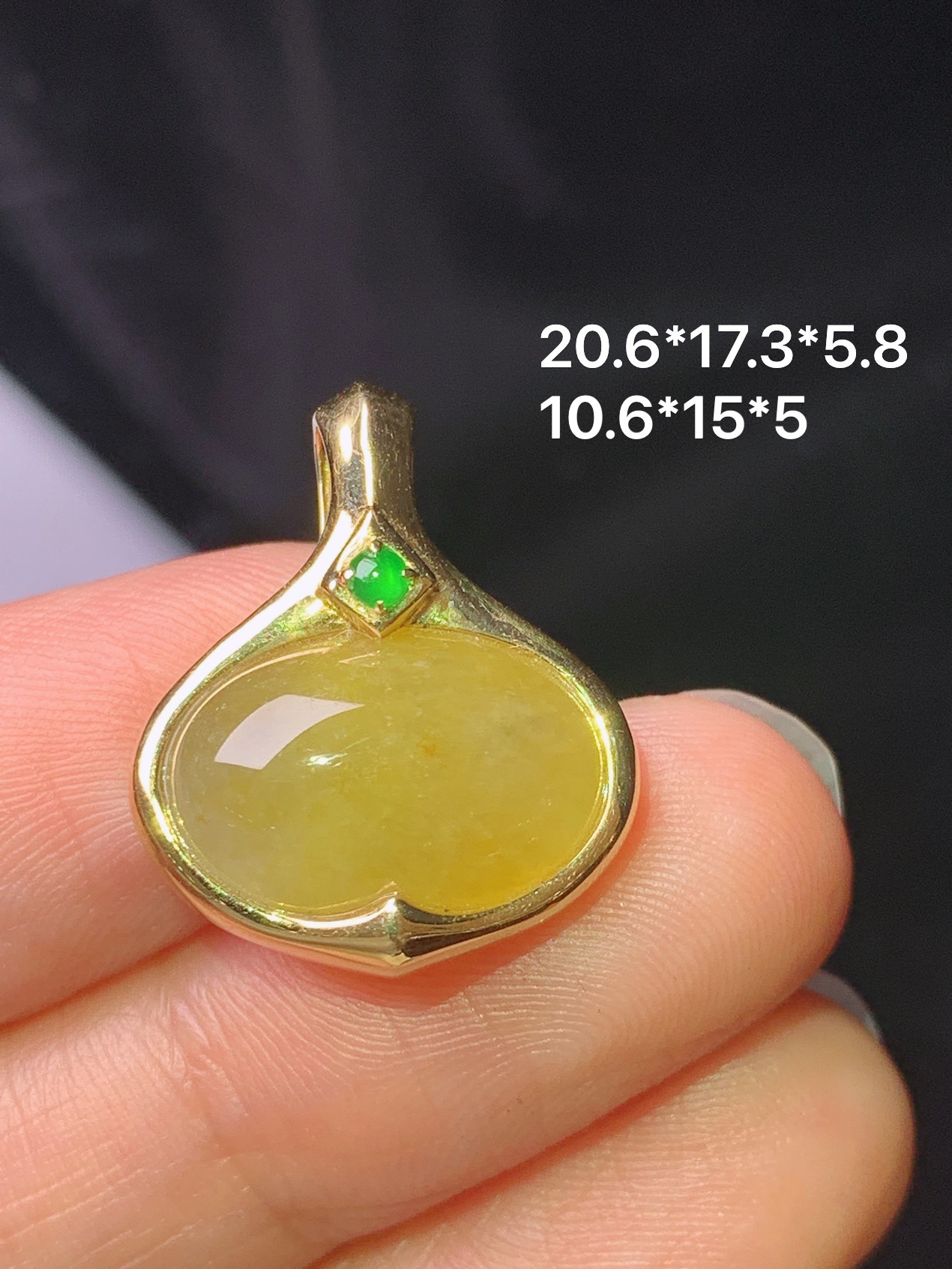 18k金镶嵌冰黄翡蛋面吊坠 玉质细腻 色泽艳丽清新 水润亮眼 整体尺寸20.6*17.3*5.8 b1