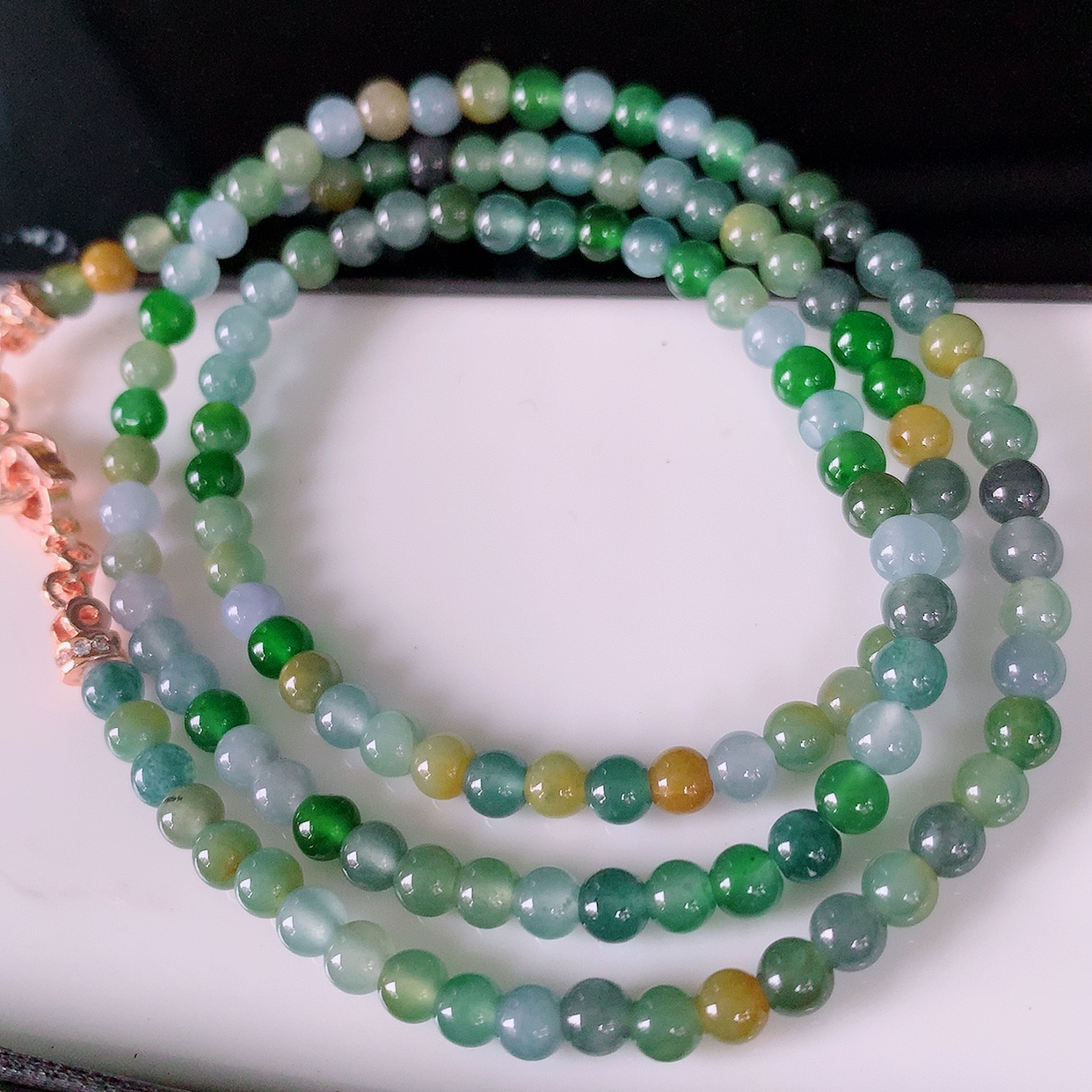 自然光实拍，冰种多宝翡翠圆珠项链，多彩翡翠珠链，颜色丰富，料子细腻，高档大气，自戴送礼佳品！#001