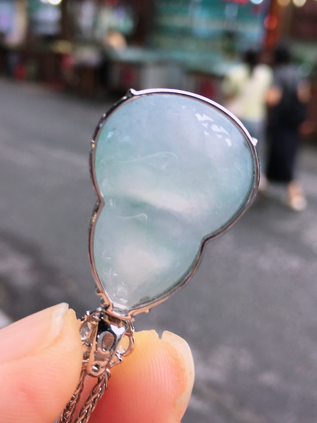 冰紫葫芦吊坠，色泽均匀艳丽，玉质细腻，荧光感超
强，饱满圆润，简单大方，尽显优雅气质，18k
金豪华镶嵌