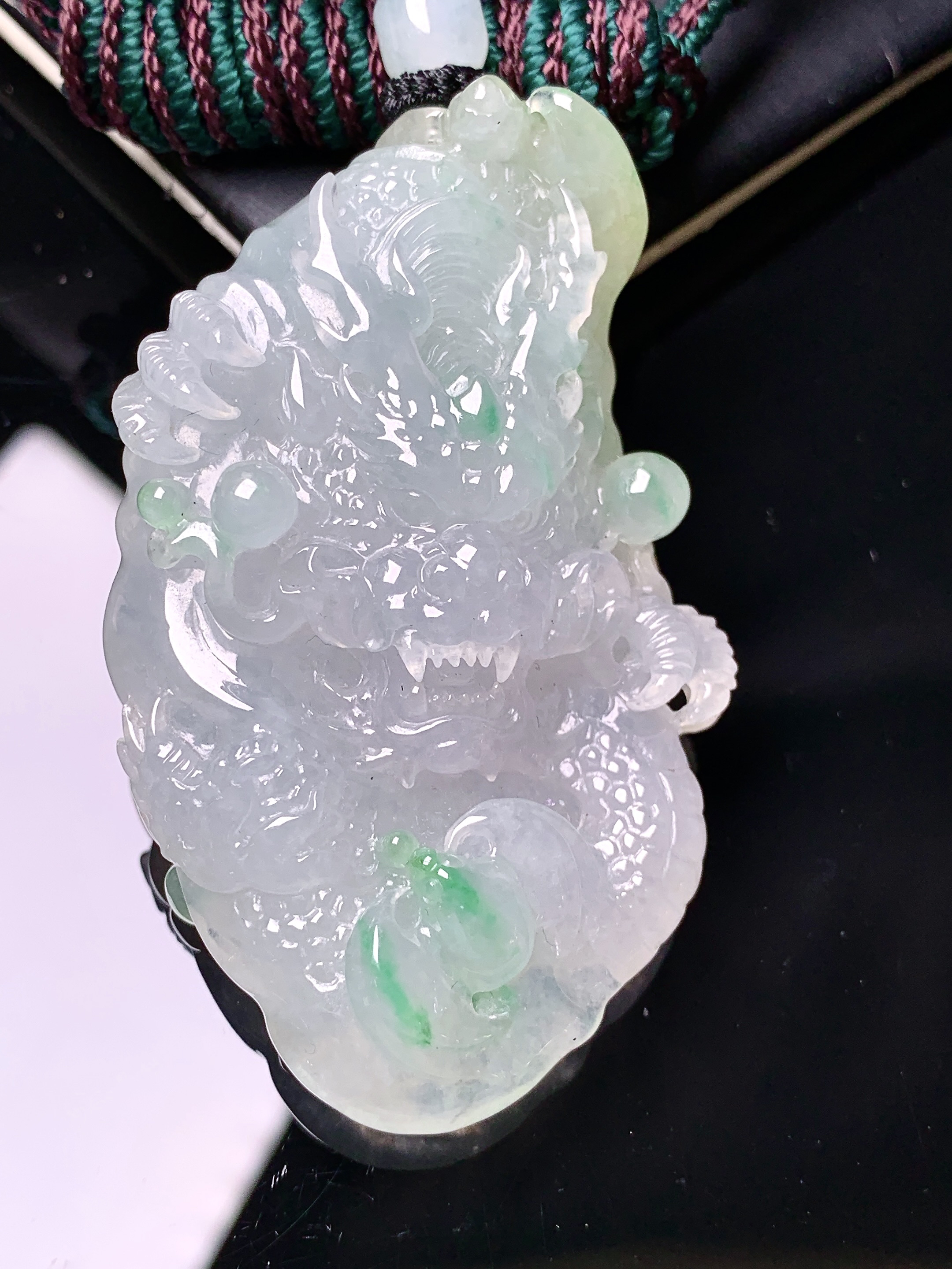 飘绿龙牌吊坠 玉质细腻 色泽艳丽清新 水润亮眼 整体尺寸58.8*36*14 a2