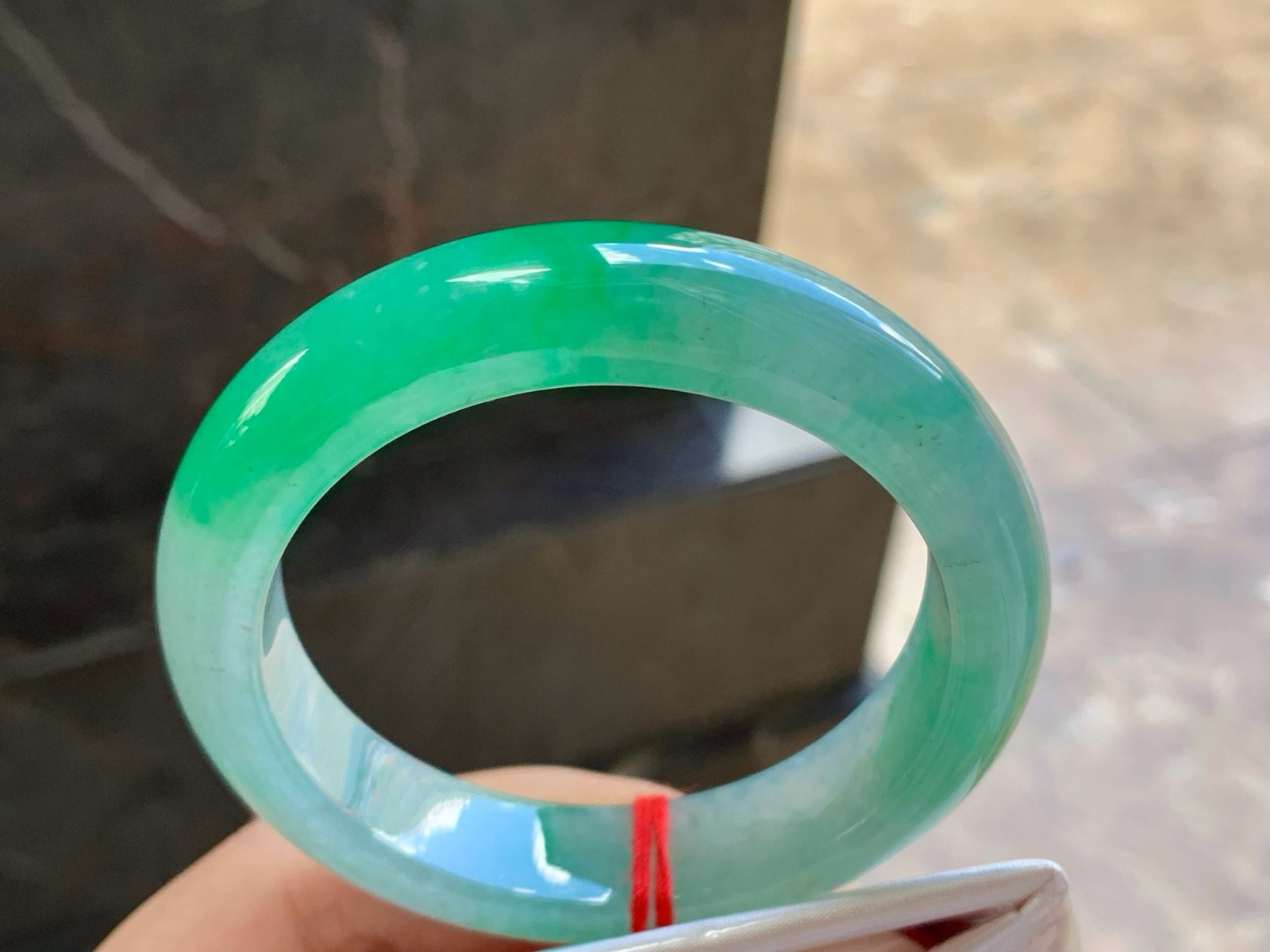 54-13.3-8.7

阳绿色手镯^_^玉质温润