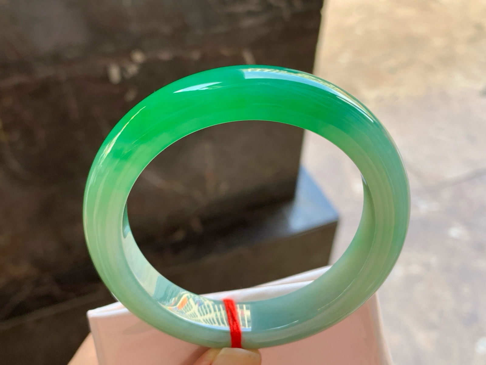 57-12.7-9.5

辣绿色手镯^_^颜色鲜艳 浓郁