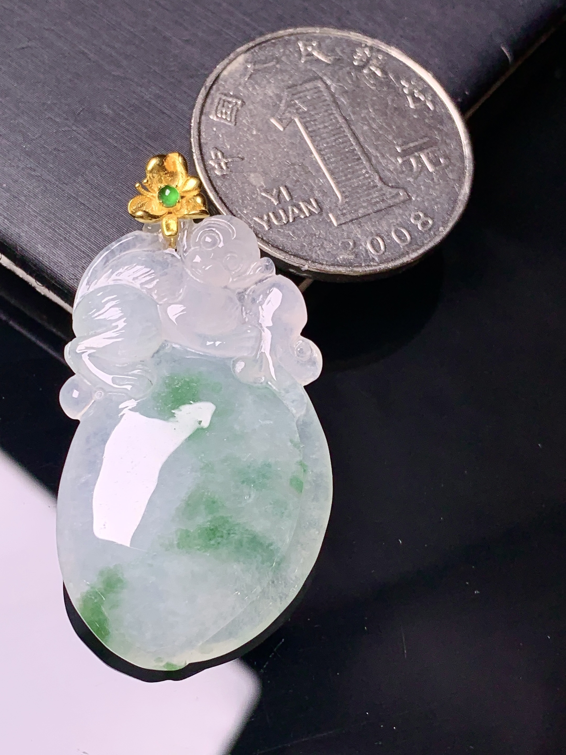 18k金镶嵌飘绿灵猴献寿吊坠 玉质细腻 色泽艳丽清新 水润亮眼 整体尺寸41*21.2*6.5 e1
