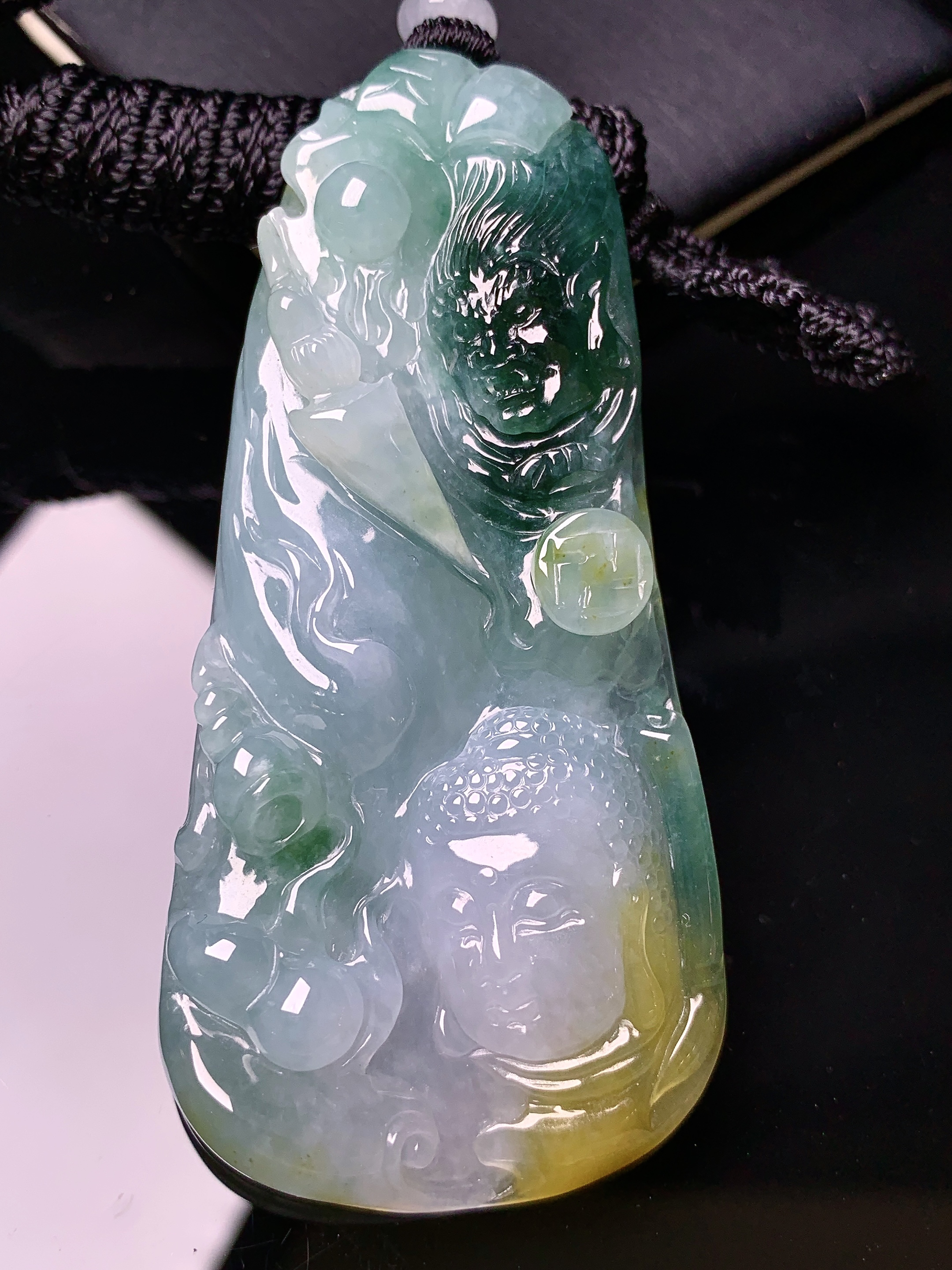 飘花大日如来佛祖吊坠 玉质细腻 色泽艳丽清新 水润亮眼 整体尺寸69.8*33*7.8 L1
