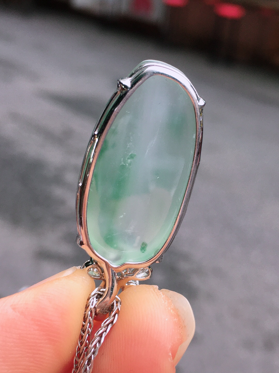 冰飘花福瓜吊坠，色泽艳丽，玉质细腻，荧光感超
强，饱满圆润，简单大方，尽显优雅气质，18k
金豪华镶嵌