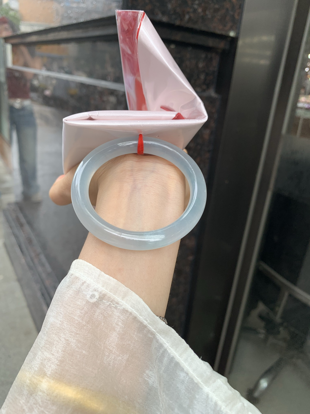 冰蓝圆条53.7-8.2-9底妆冰润细腻，千变万化的冰晴蓝底色，拥有海的颜色，却散发着星空的光芒，这是一只来自冰川蓝的清冷气质仙女镯。