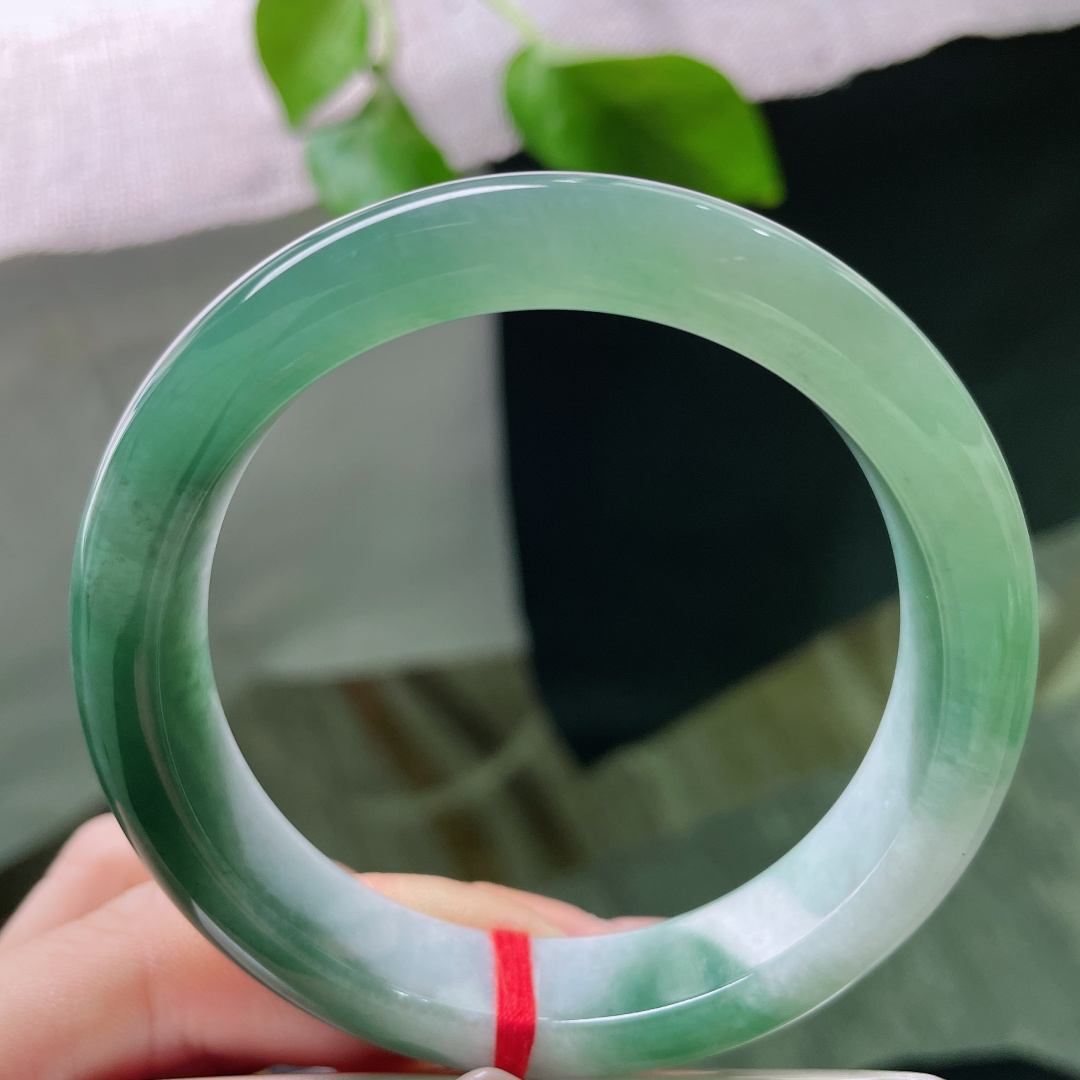 58/12.5/8.4，冰油青正圈，晶莹玉润，种老，腕间有青山湖泊，为欢几何，有棉线，ss53144
