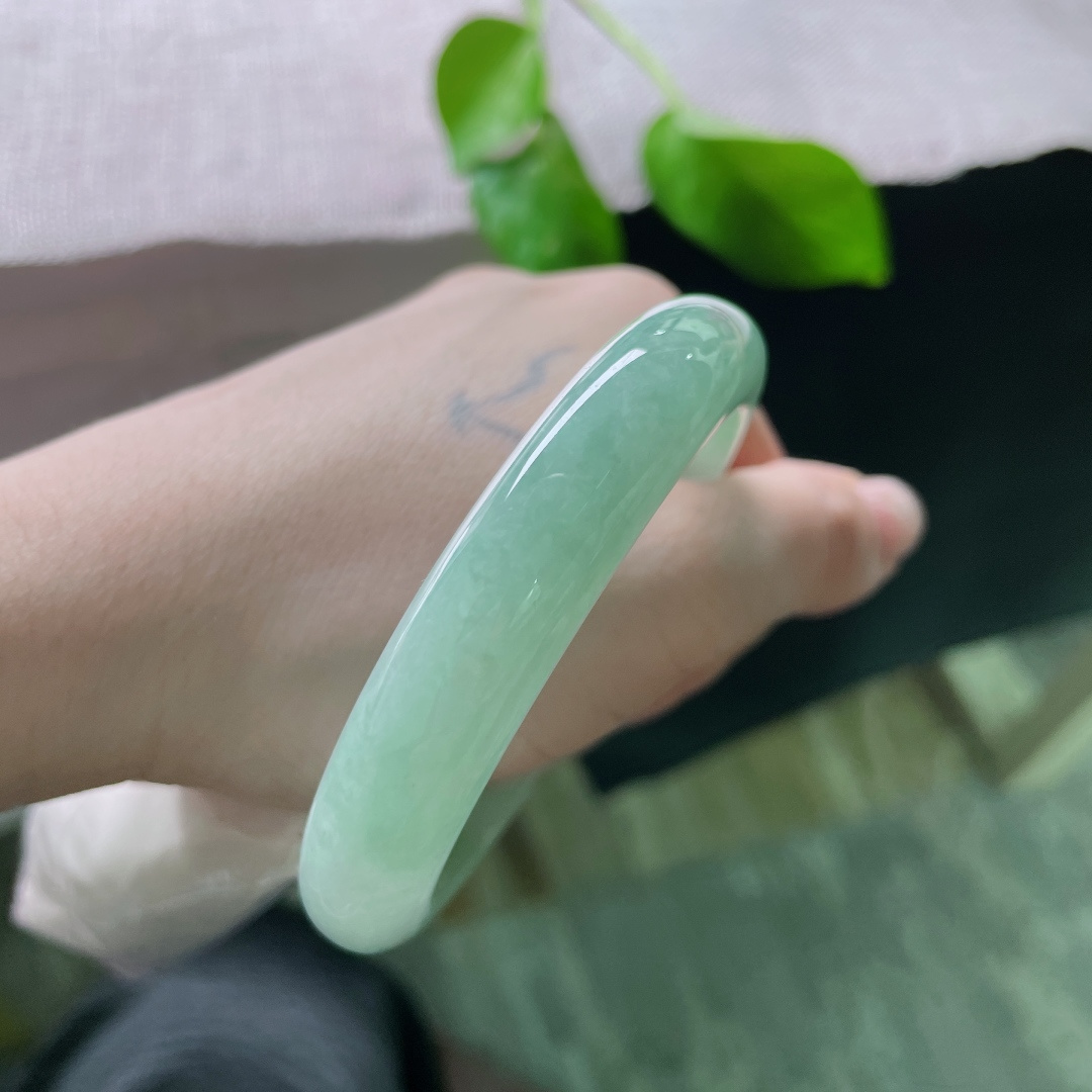 58/12.2/8.1，绿底正圈，清爽自然，水头好，显气质，有棉线，无裂，ss51871a