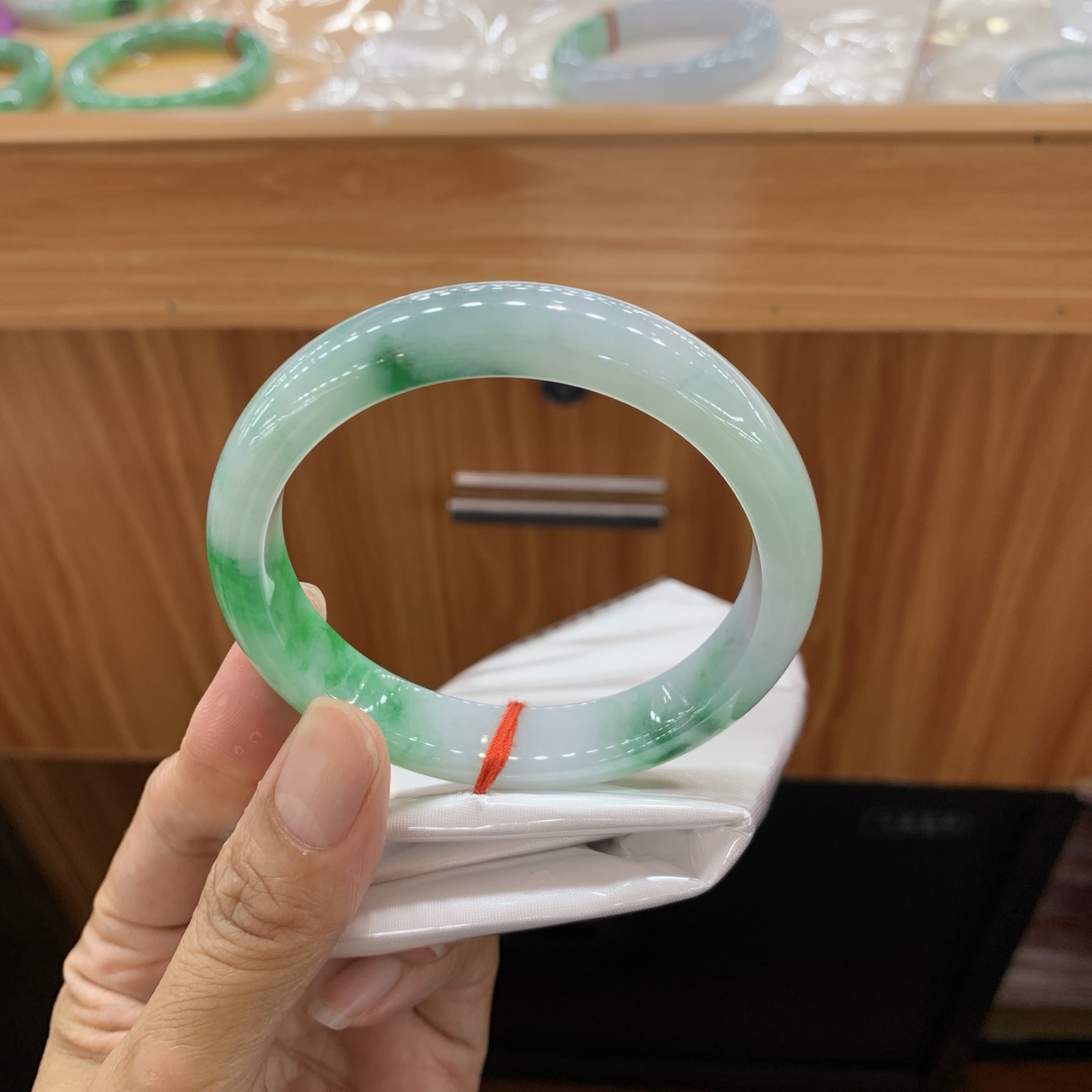 051515GX 飘绿正圈翡翠手镯 58.5-12.2-7.6